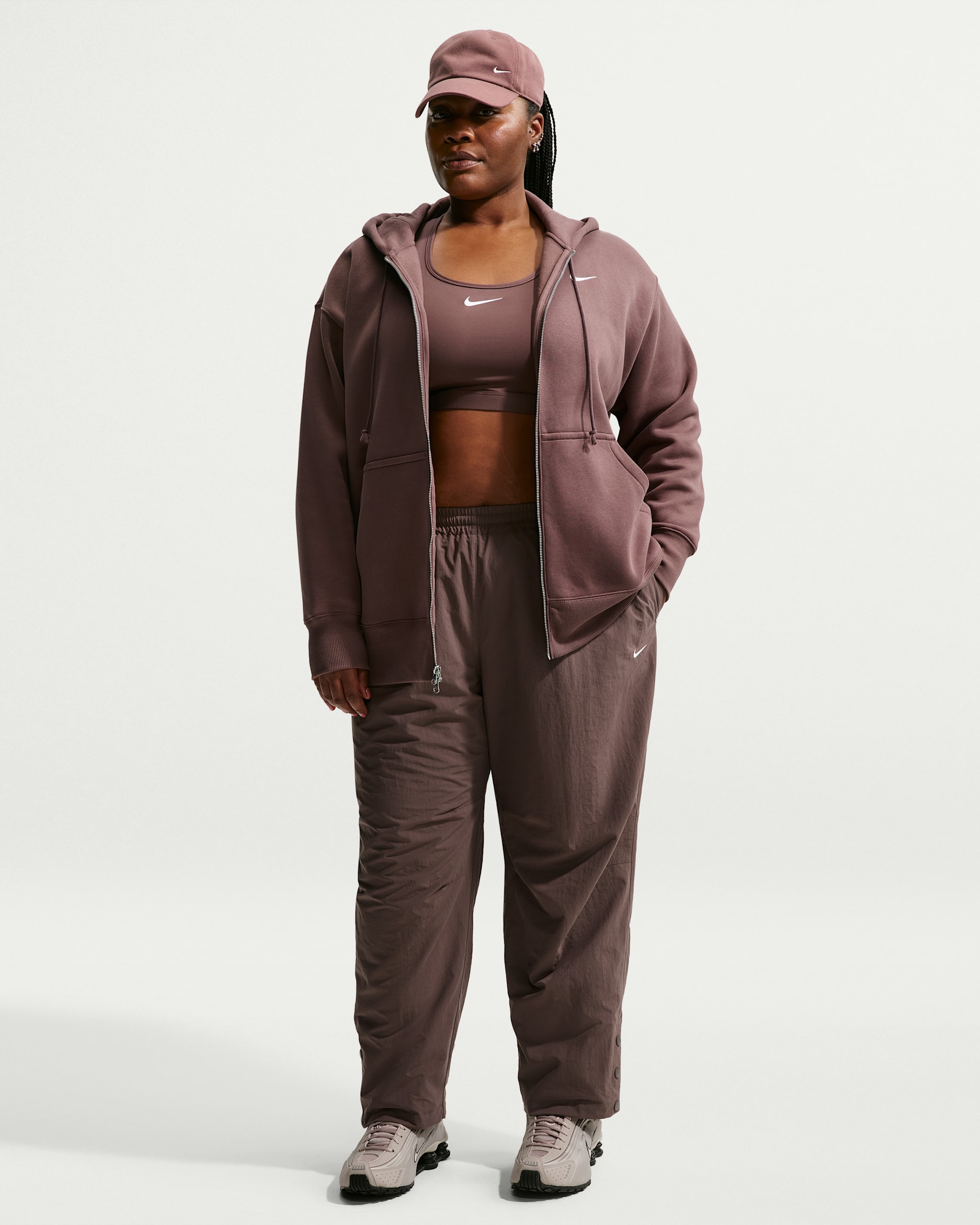 Pants de tejido Woven de tiro alto oversized para mujer Nike Sportswear (talla grande) - Tatuaje/Vela