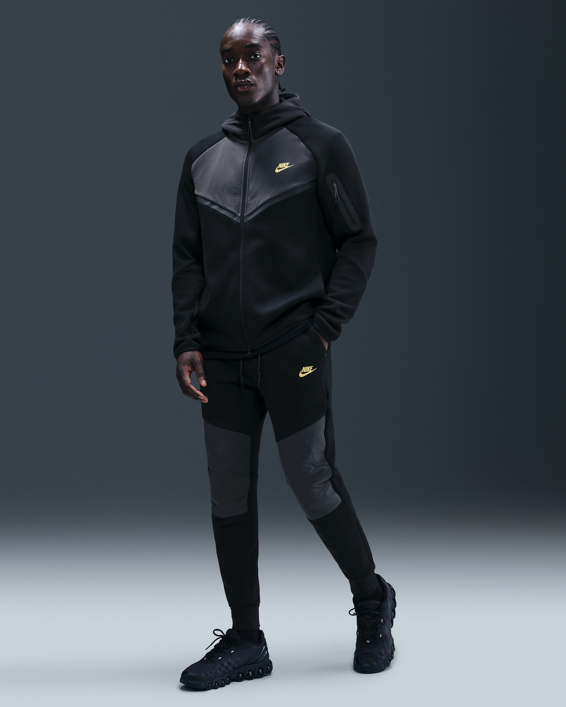 Nike Tech joggingbroek van fleece voor heren - Zwart/Dark Smoke Grey/Metallic Gold