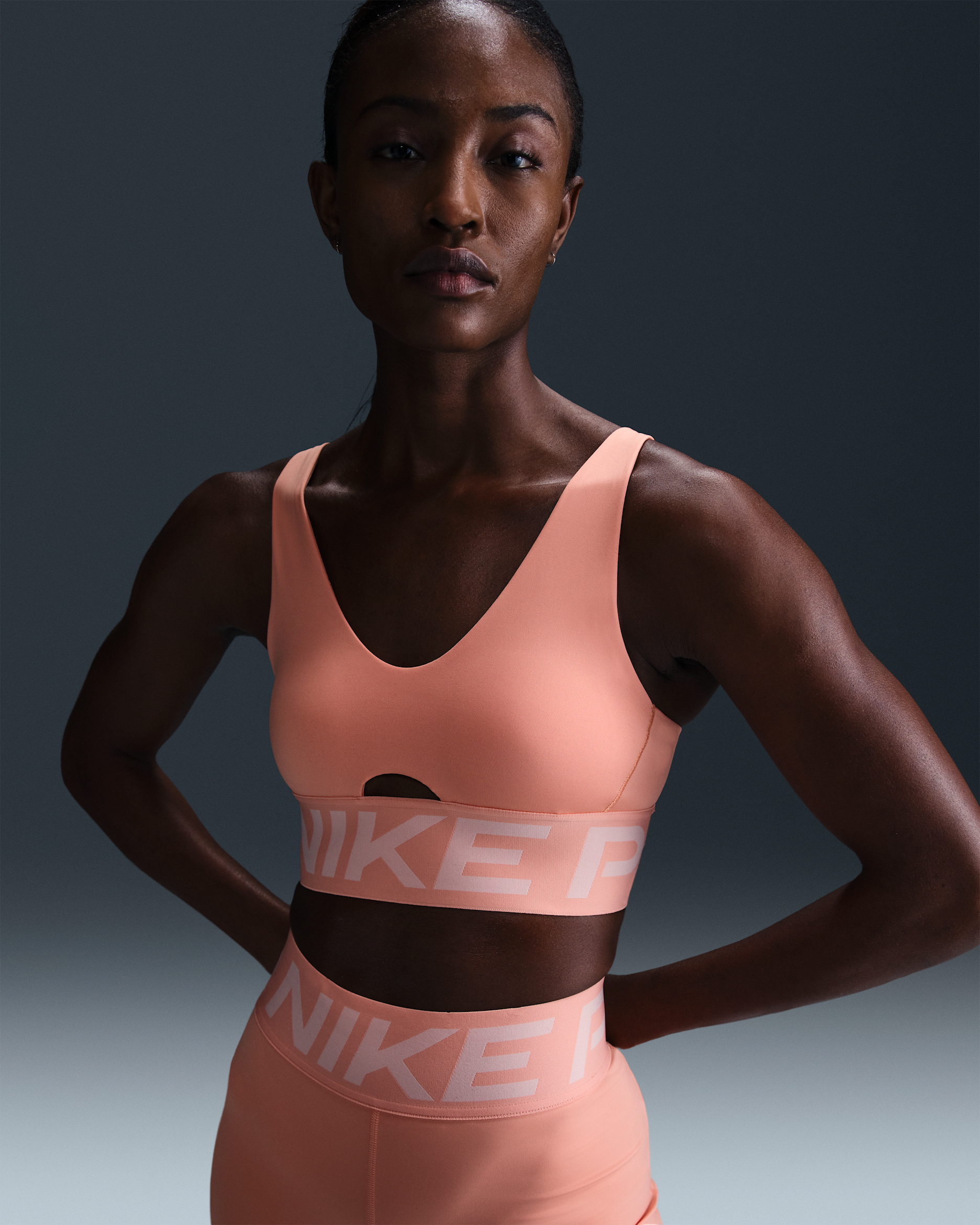 Bra deportivo de media sujeción con almohadillas para mujer Nike Pro Indy Plunge - Ágata melocotón/Coral lavado/Blanco