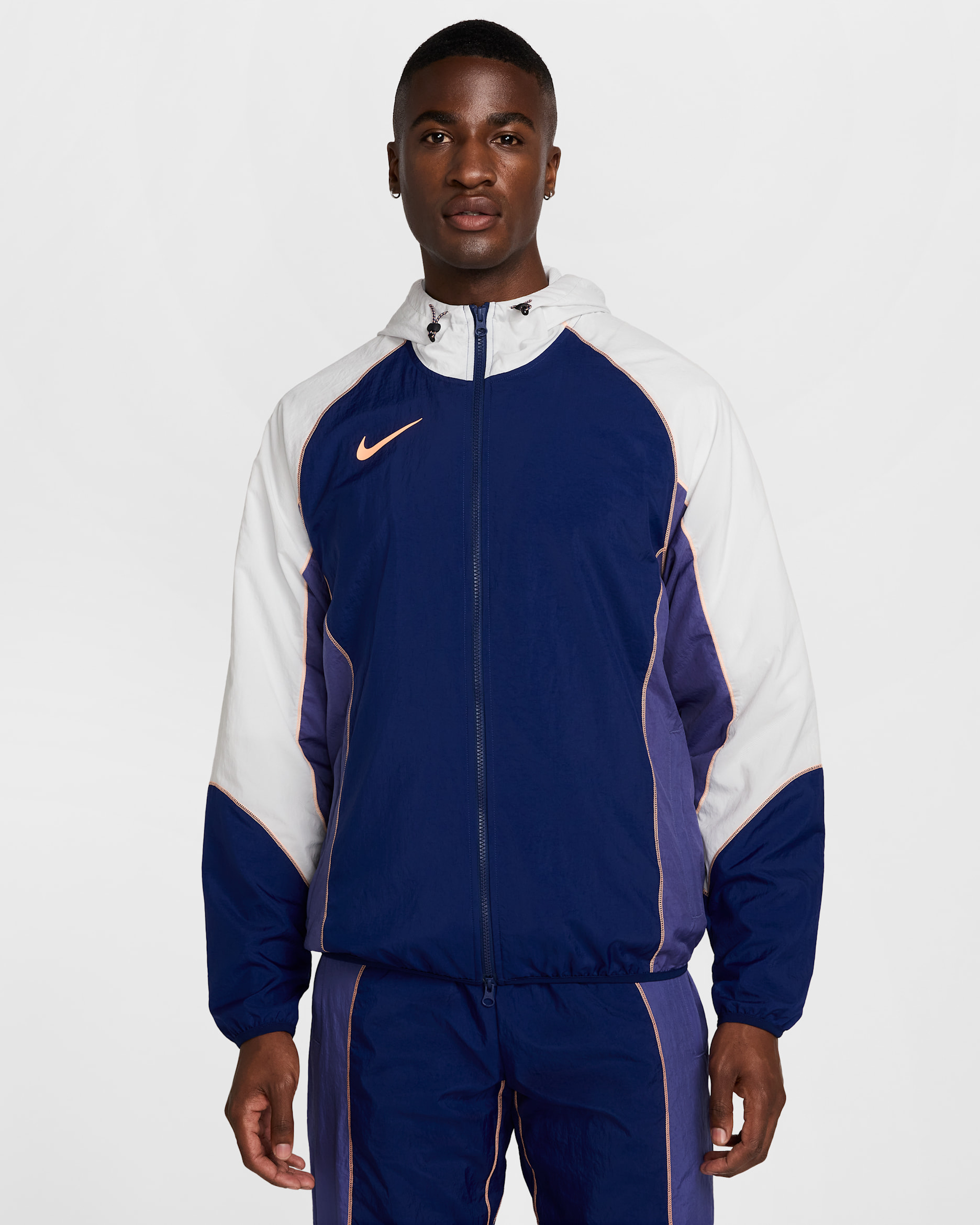 Chamarra de fútbol con gorro repelente al agua para hombre Nike Strike+ - Azul vacío/Polvo fotón/Polvo morado oscuro/Naranja pulso