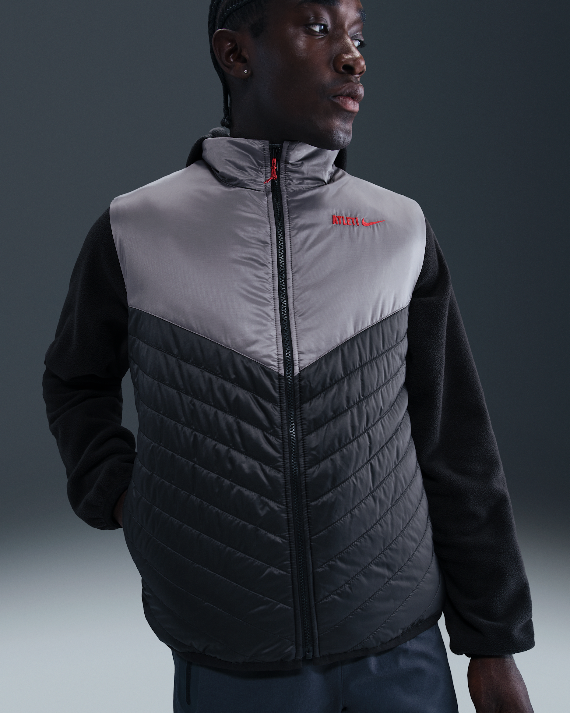 Atlético Madrid Windrunner Nike Therma-FIT mittelschwere Fußballweste (Herren) - Schwarz/Smoke Grey/Sport Red