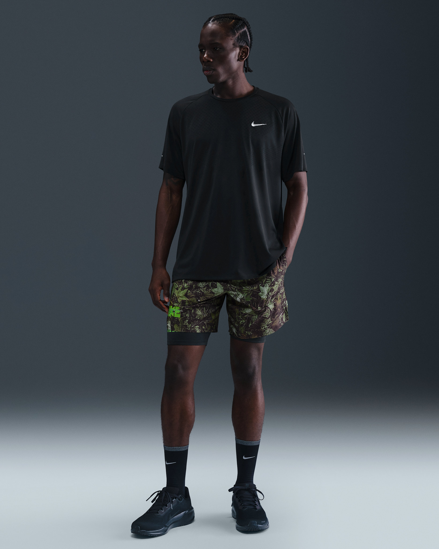 Nike Stride Men's Dri-FIT 18cm (approx.) Brief-Lined Printed Running Shorts - Black/White/Forest Green