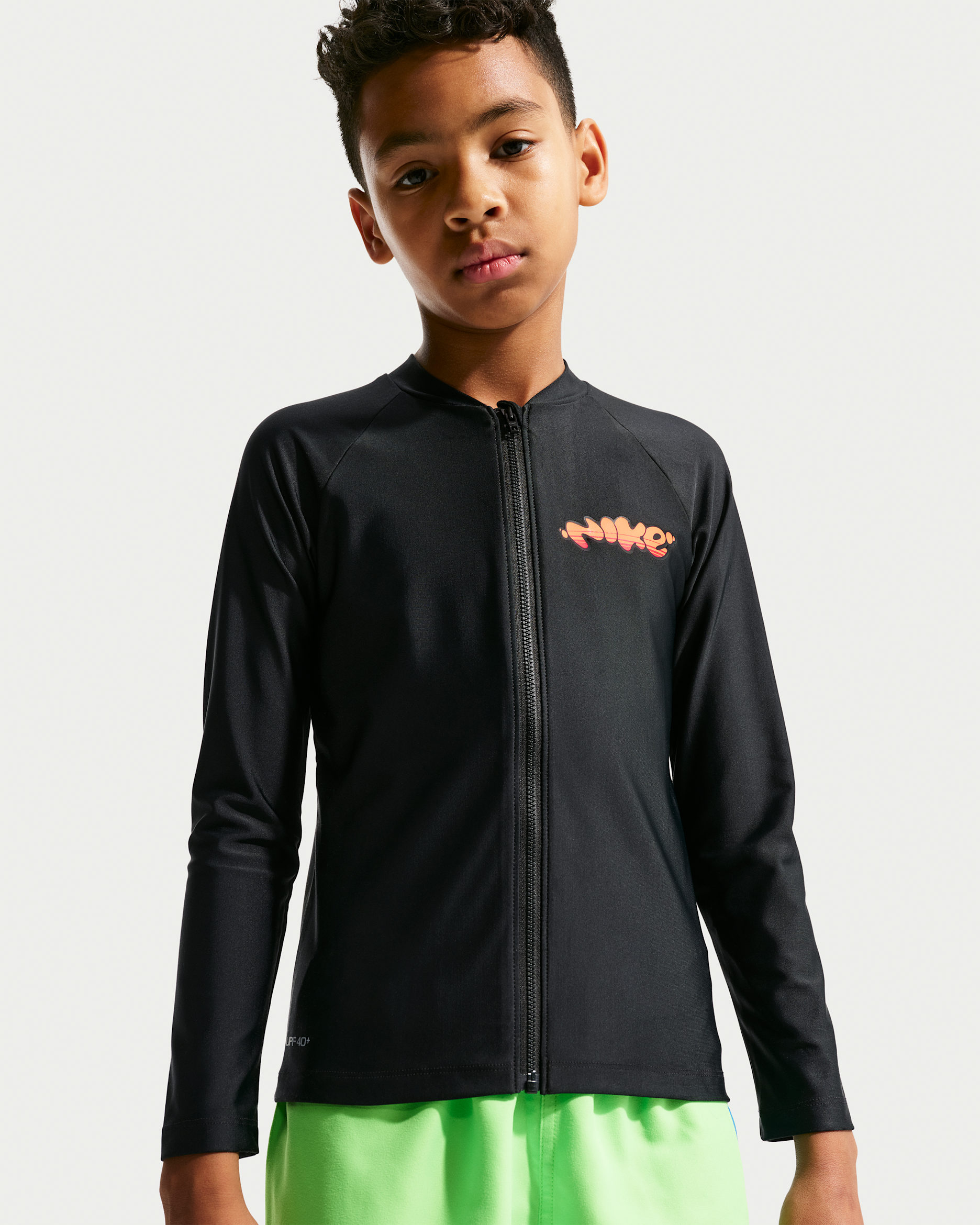 Playera de manga larga con cierre para niños talla grande Nike Swim Hydroguard - Negro/Gris azulado/Gris azulado/Naranja pulso