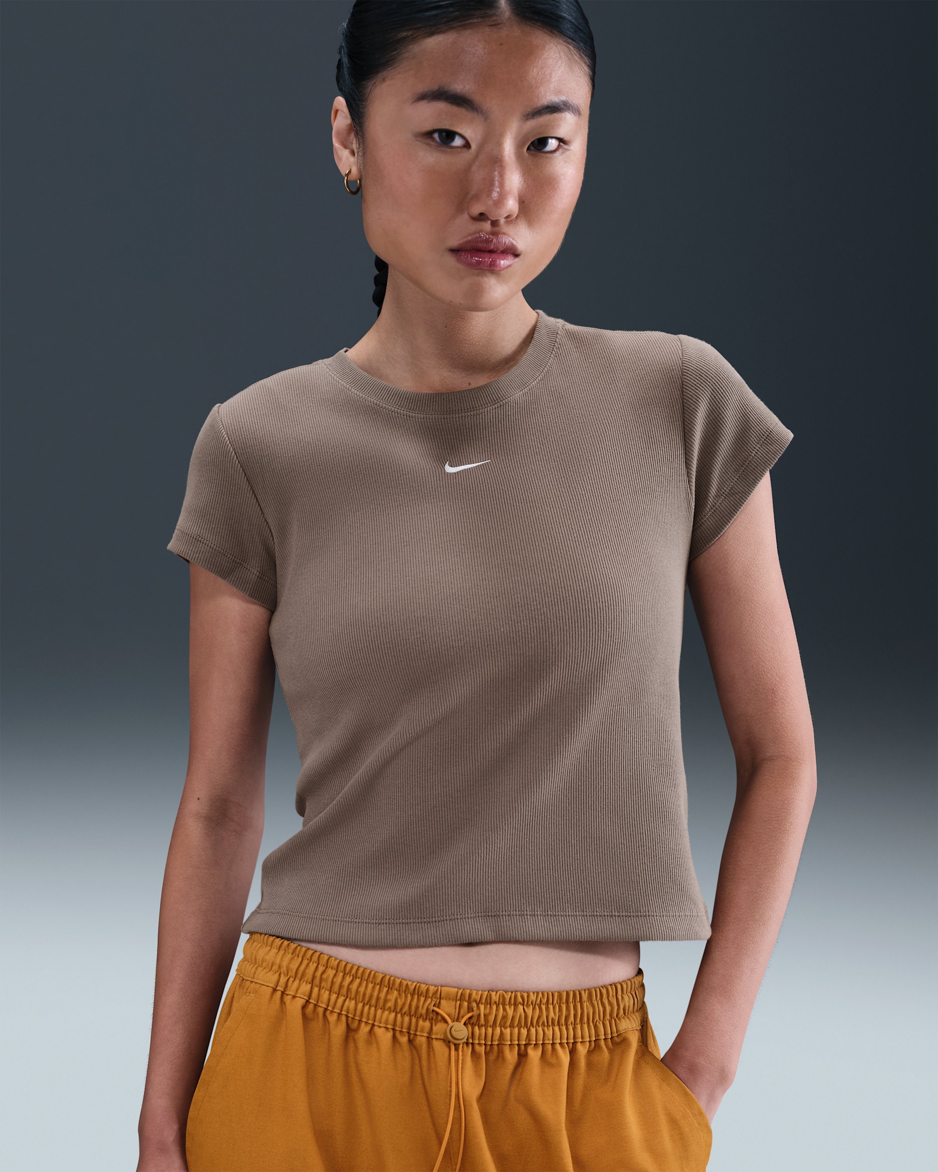 เสื้อยืดแขนสั้นผ้าร่องรัดรูปผู้หญิง Nike Sportswear - Mink Brown