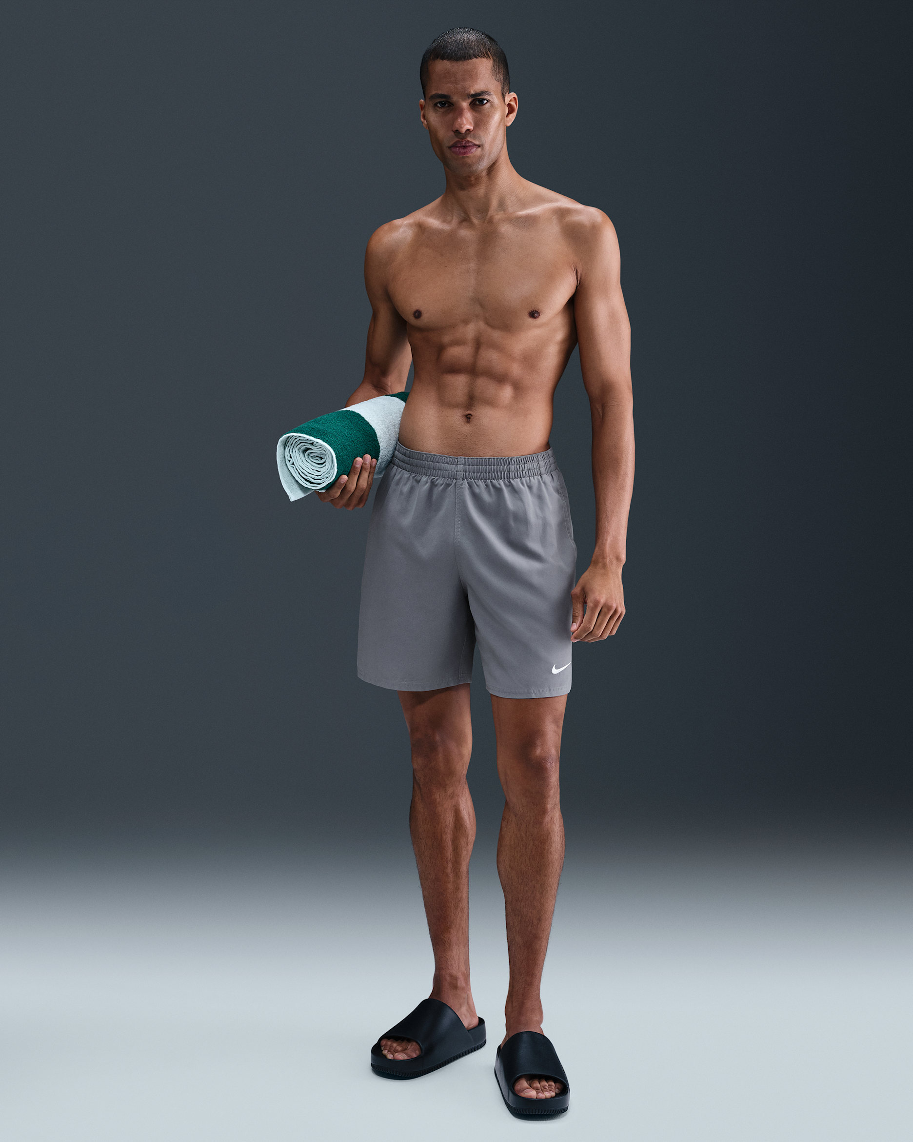 Shorts de playa o alberca de 18 cm con forro de ropa interior para hombre Nike Swim Breaker Essential - Gris azulado/Blanco