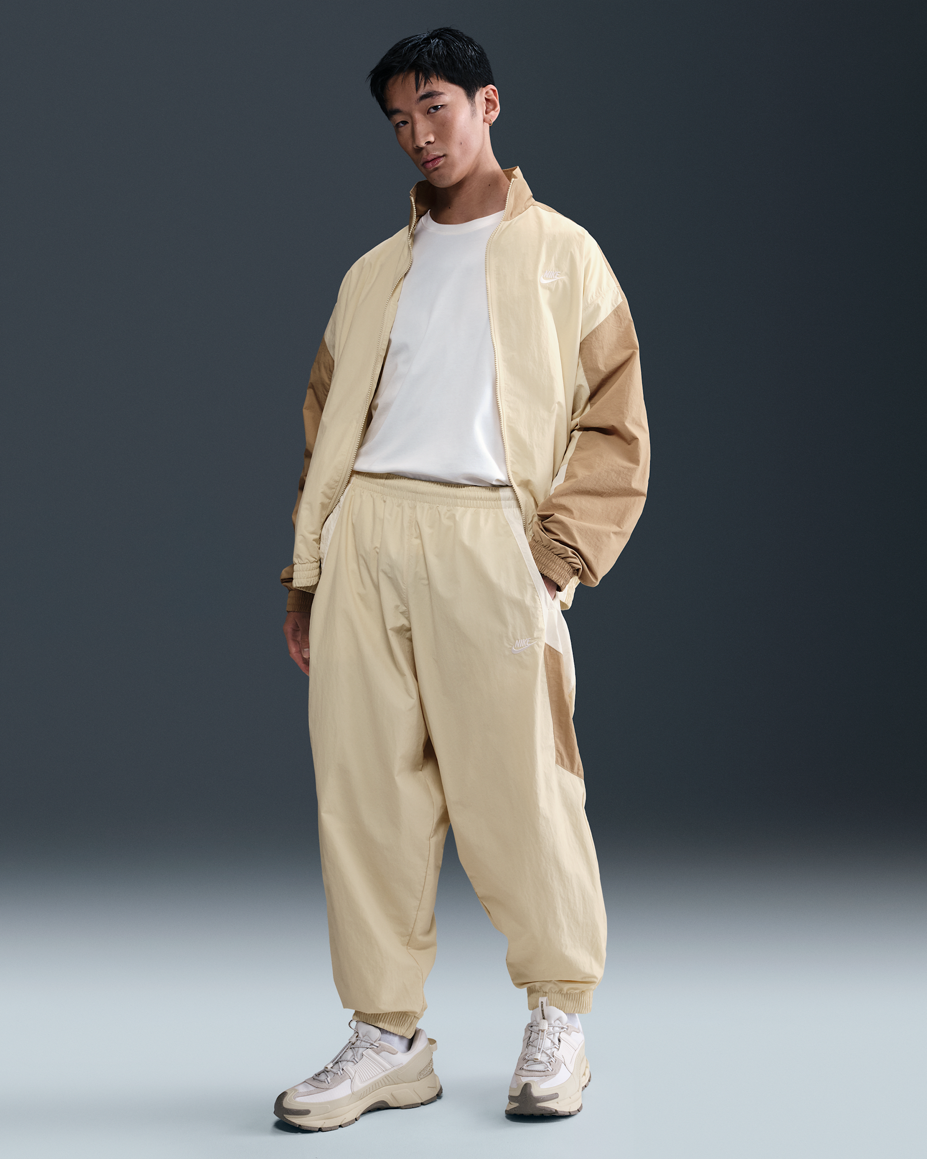 나이키 클럽 남성 오버사이즈 우븐 트랙 팬츠 - 라이트 카키/세일/파라슈트 베이지/화이트
