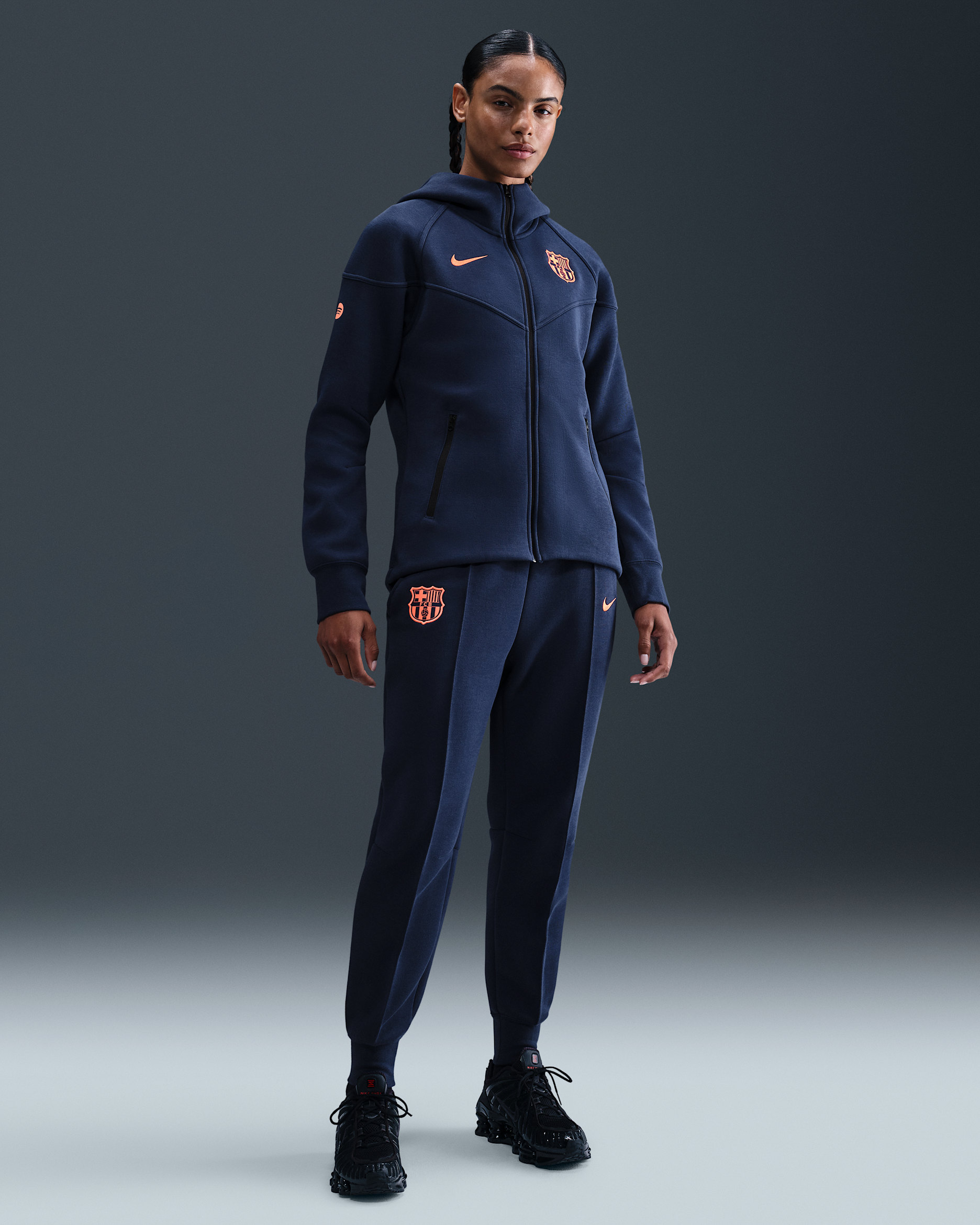 Γυναικείο ποδοσφαιρικό φλις παντελόνι φόρμας μεσαίου καβάλου Μπαρτσελόνα Nike Total 90 Tech - Midnight Navy/Bright Mango