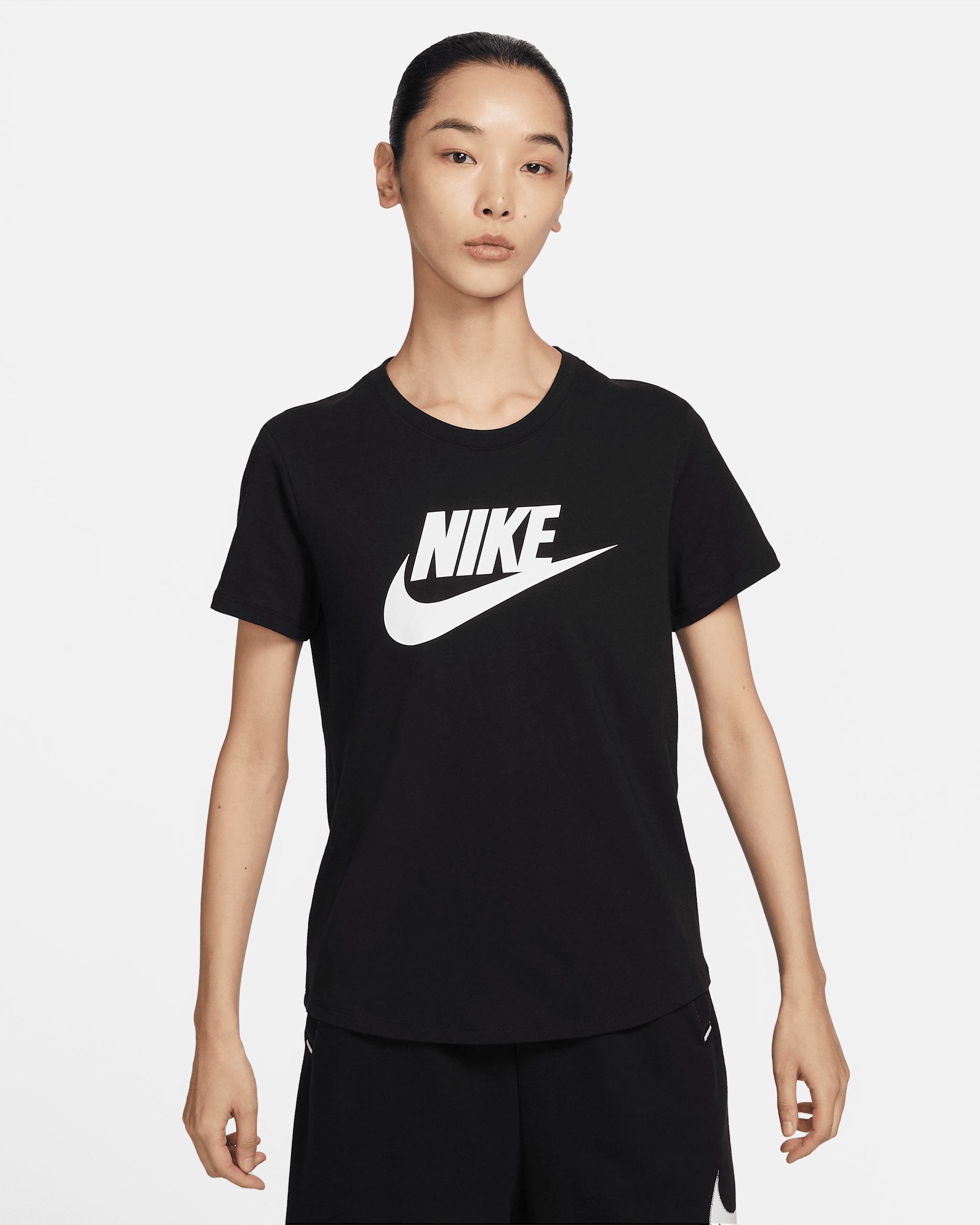 เสื้อยืดผู้หญิงมีโลโก้ Nike Sportswear Essentials - ดำ/ขาว