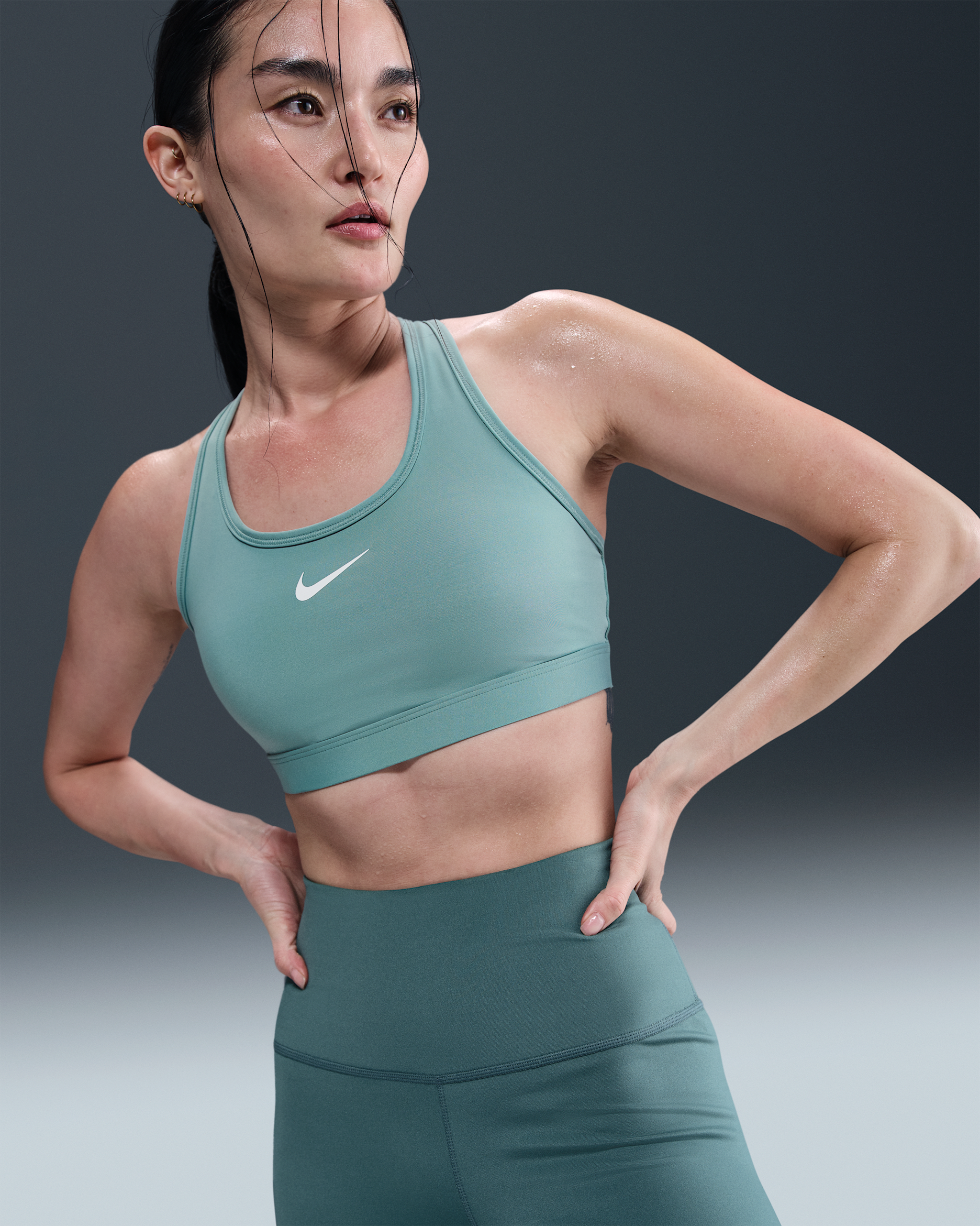 Nike Swoosh gepolsterter Sport-BH mit mittlerem Halt - Cannon/Weiß