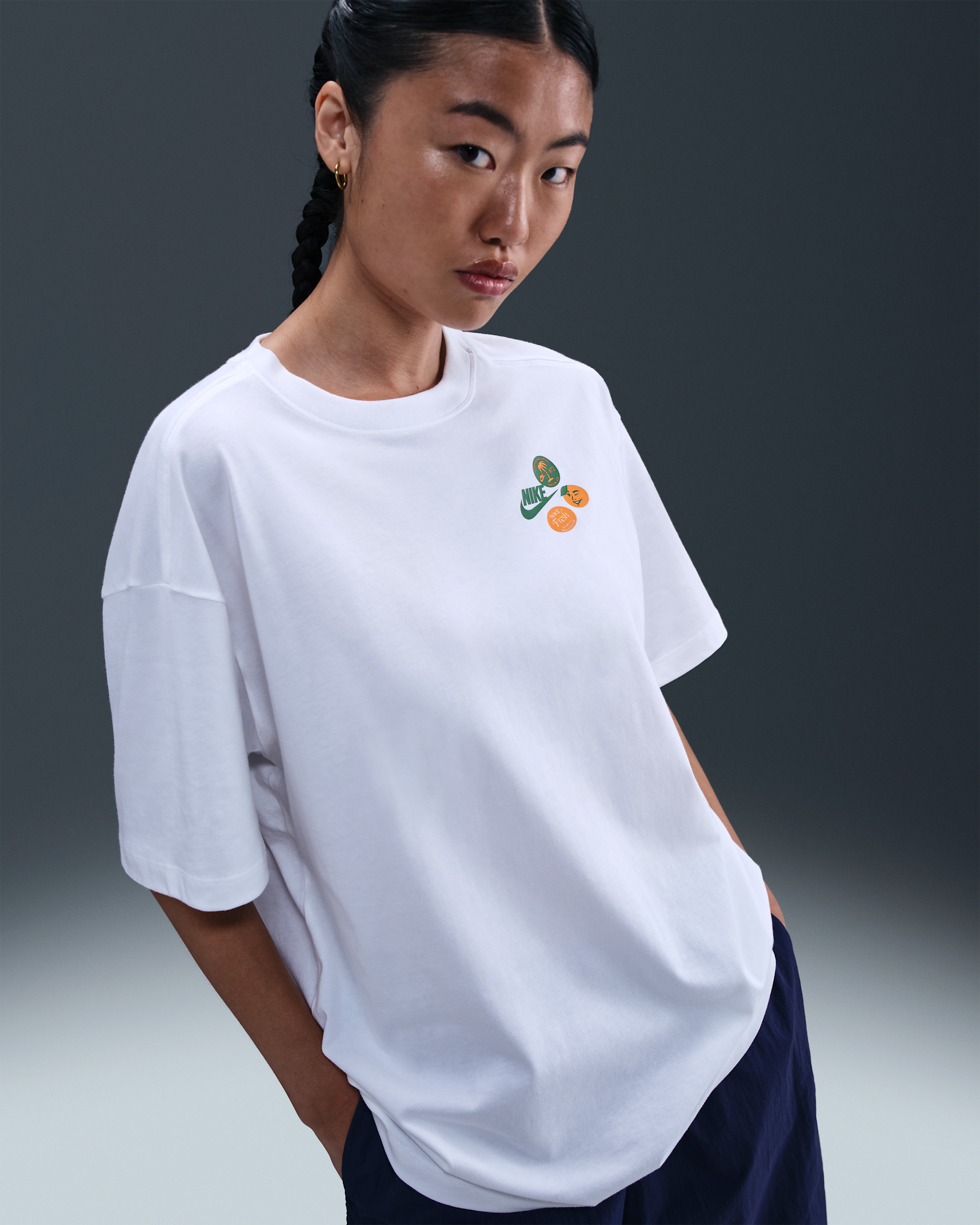 ナイキ スポーツウェア ウィメンズ オーバーサイズド ショートスリーブ グラフィック Tシャツ - ホワイト