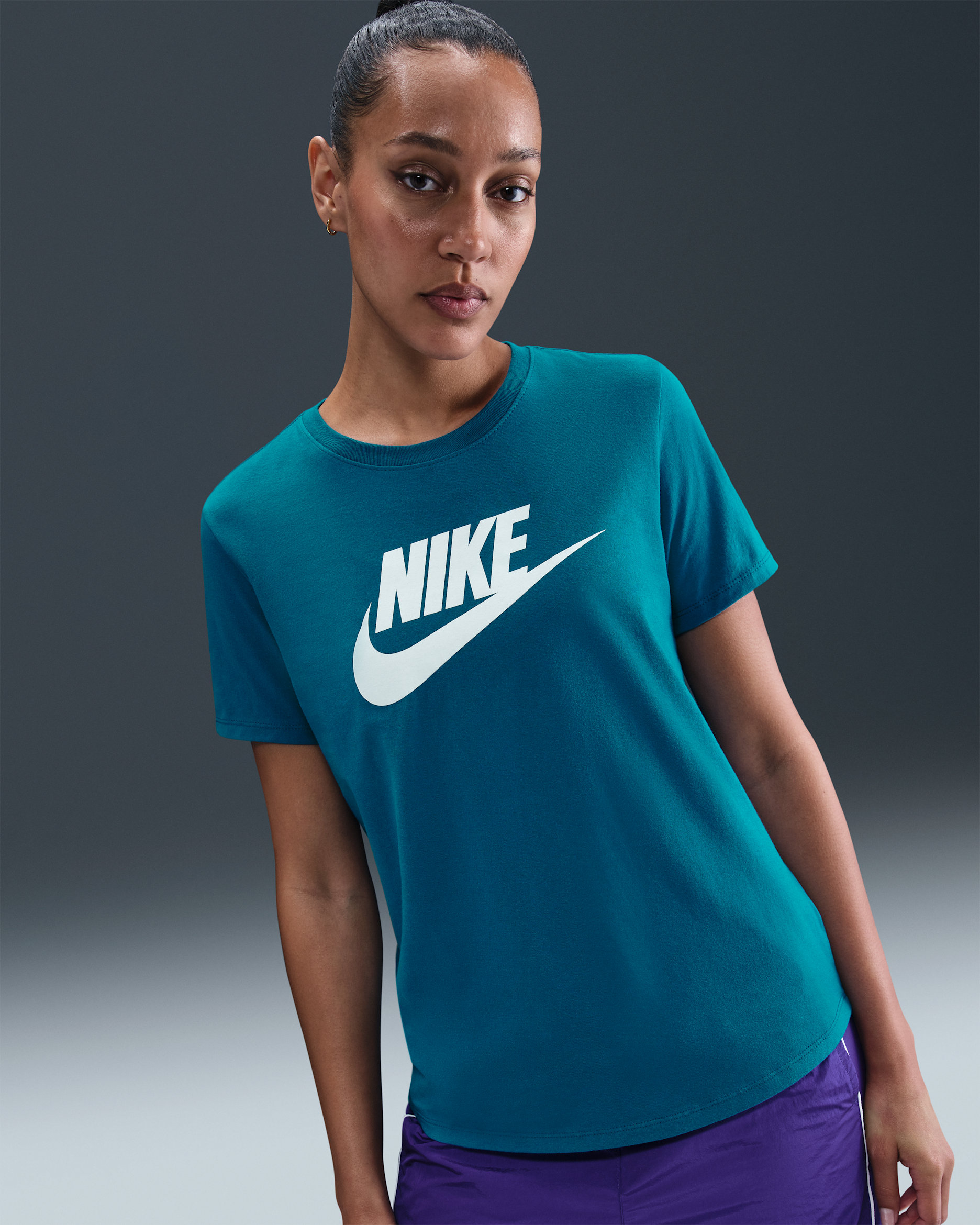 Playera con logotipo para mujer Nike Sportswear Essentials - Verde abismo/Blanco