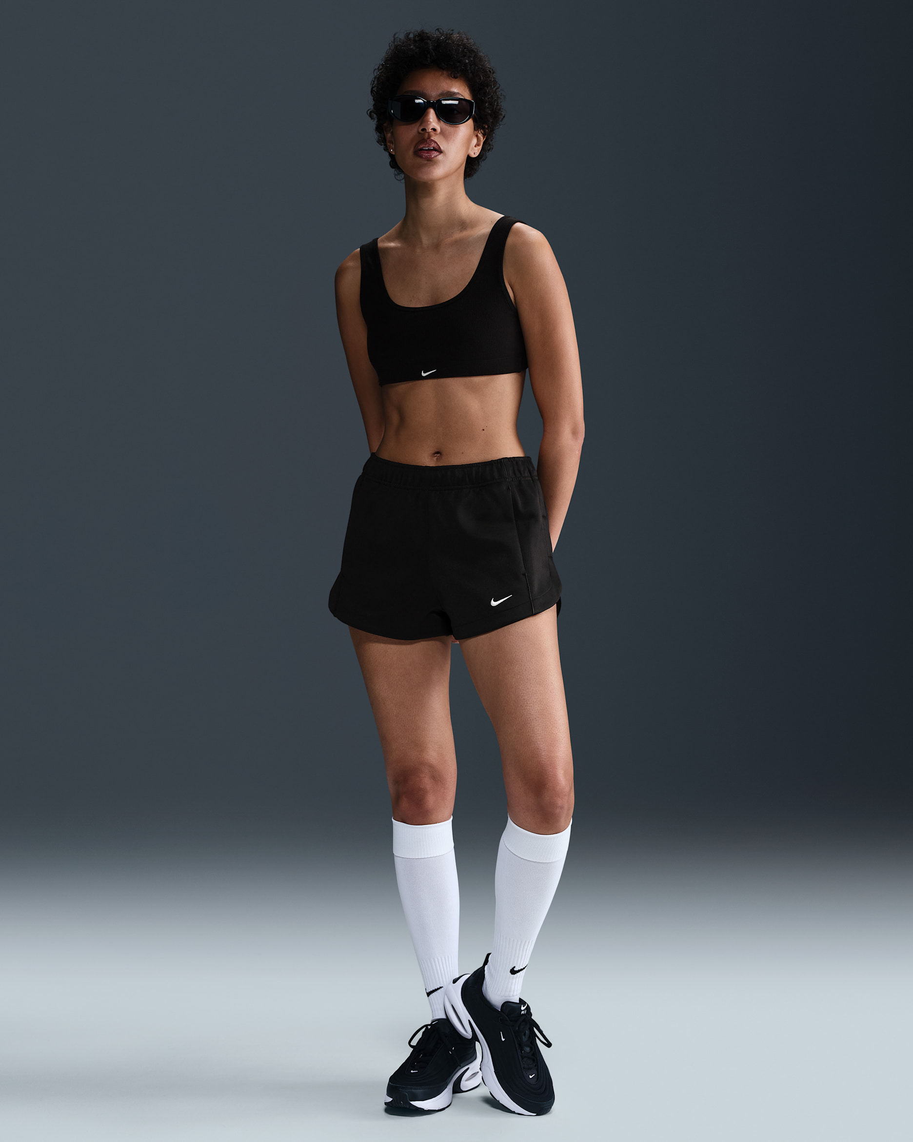 Nike Sportswear Windrunner Shorts mit mittelhohem Bund (Damen, ca. 5 cm) - Schwarz/Weiß