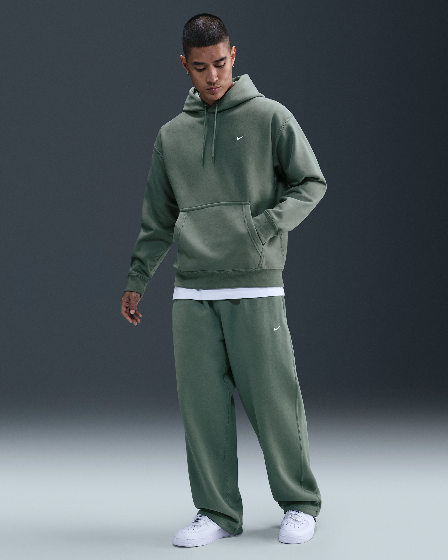 Nike Solo Swoosh Men's Fleece Open-Hem Trousers - Clay Green/Clay Green/White