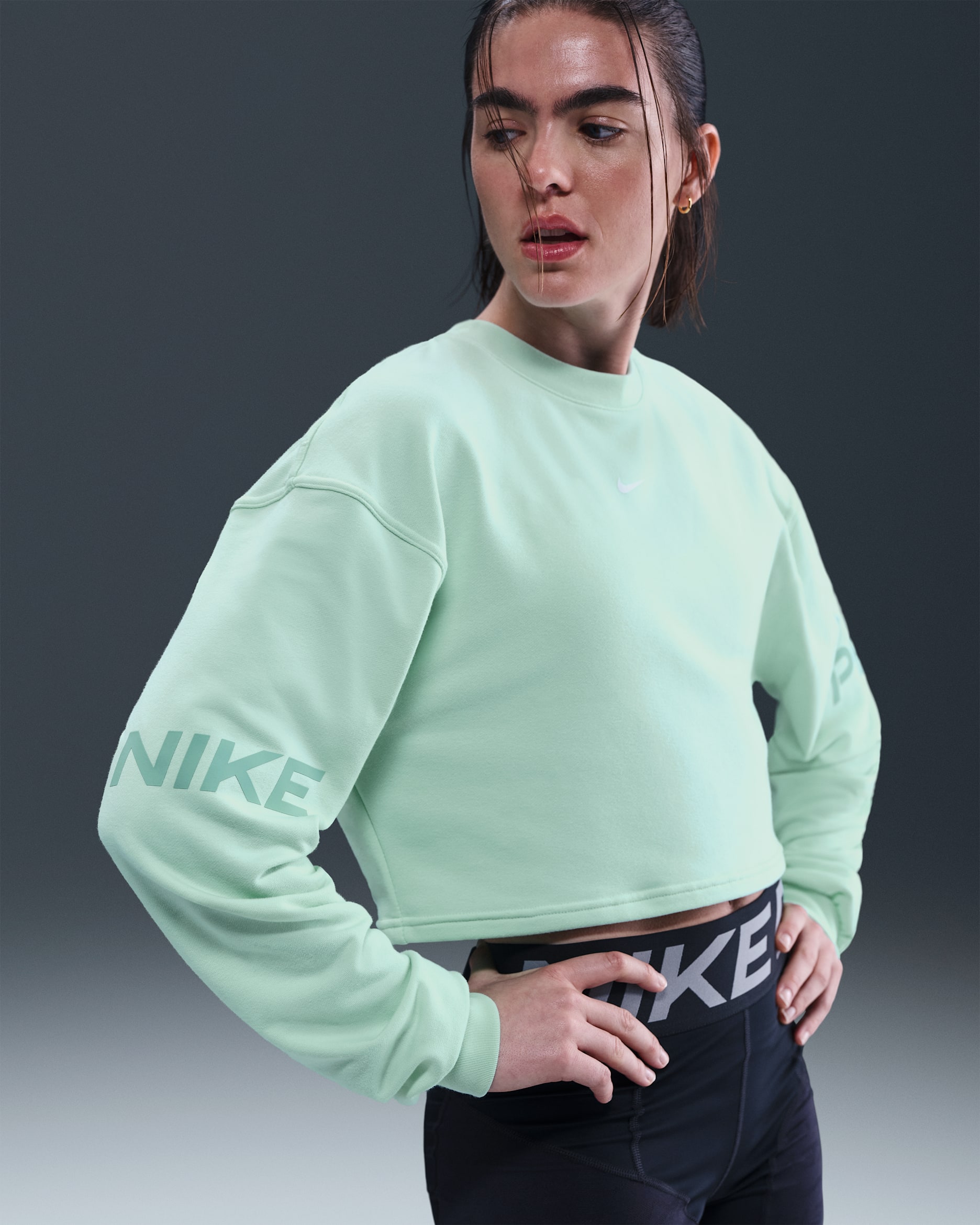 Sudadera de cuello redondo de tejido French Terry Dri-FIT holgada para mujer Nike Pro - Espuma menta/Cañón/Blanco