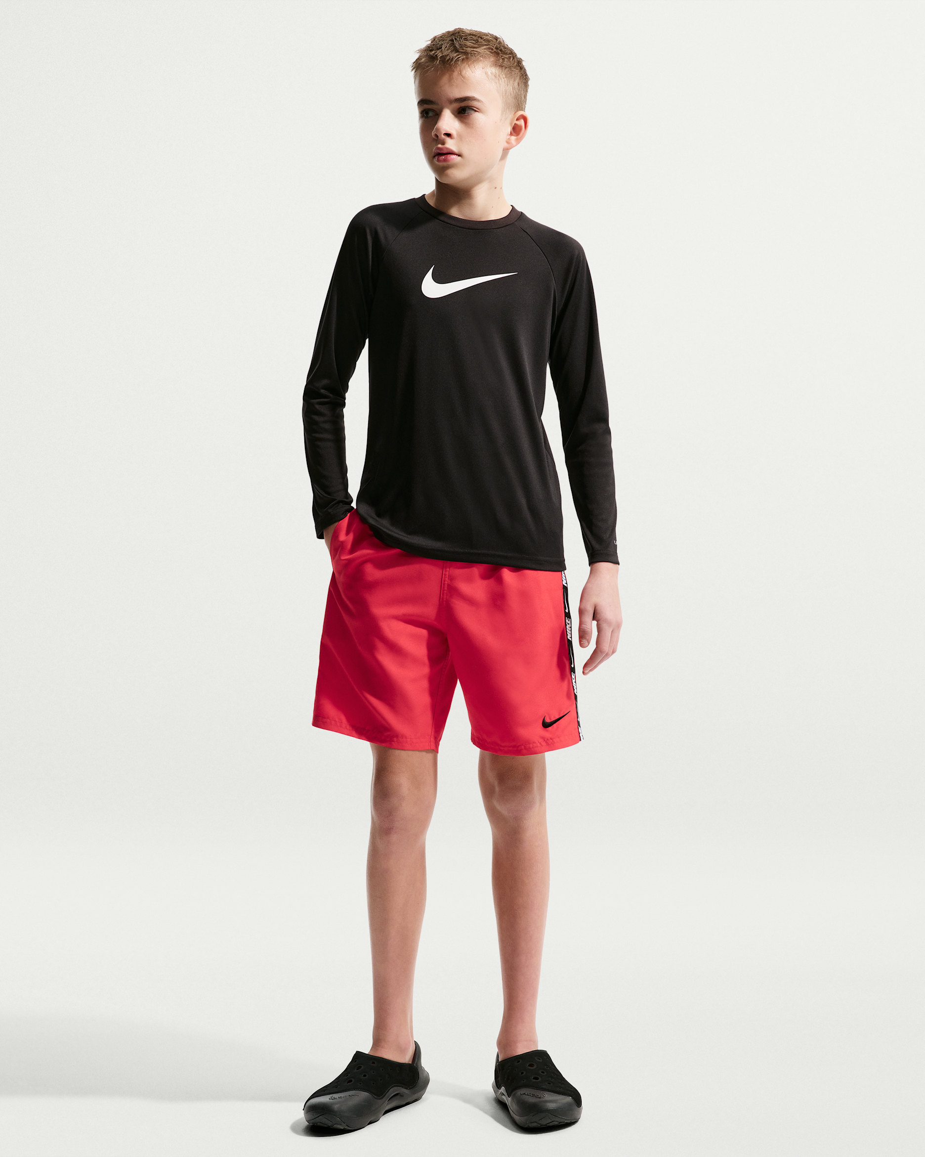 Shorts de playa o alberca con forro de ropa interior de 18 cm para niño talla grande Nike Swim Breaker Logo Tape - Rojo universitario/Rojo universitario/Rojo universitario/Negro