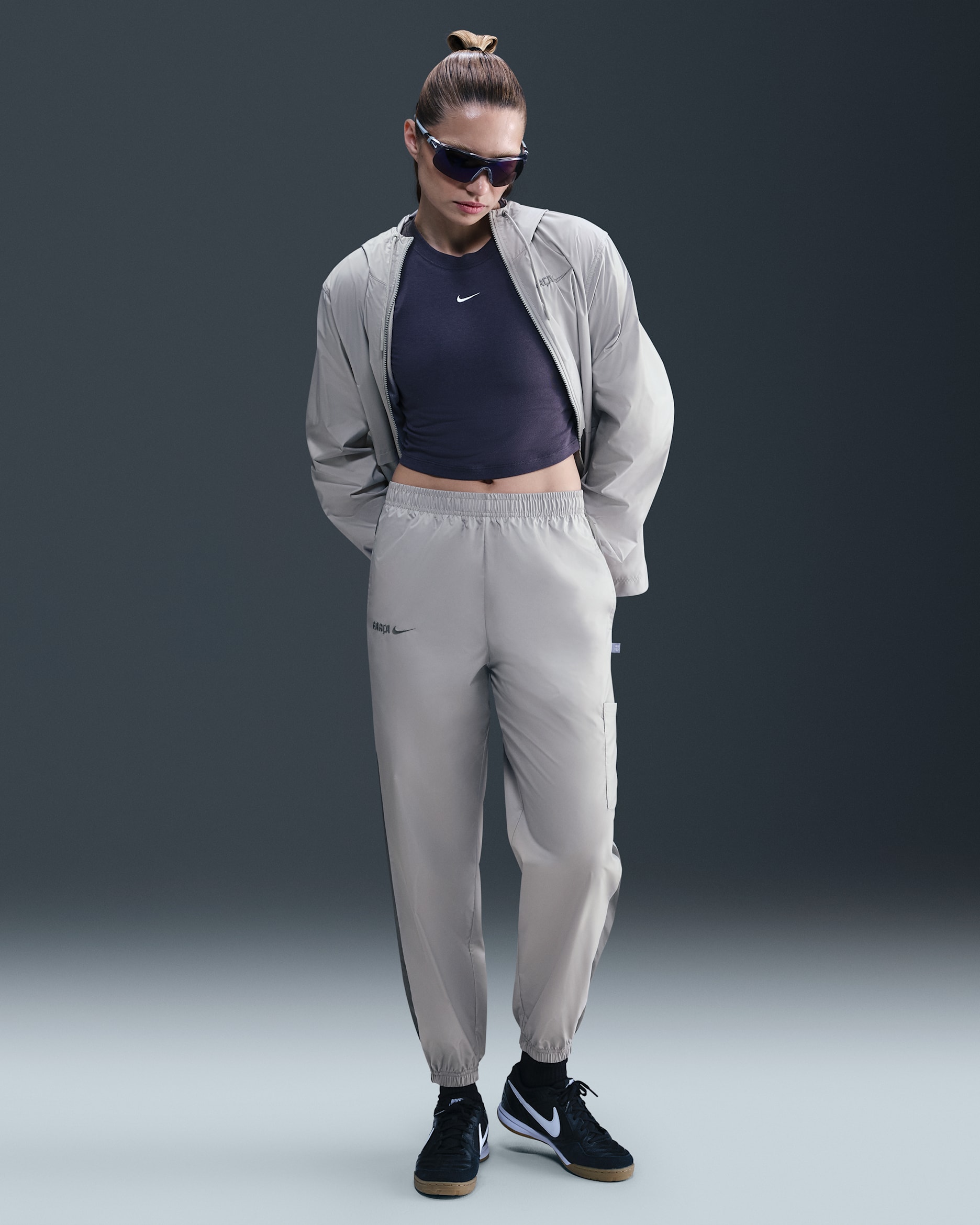 FC Barcelona Essential Repel Women's Nike Football Mid-Rise Woven Joggers - Light Smoke Grey/Smoke Grey/Smoke Grey