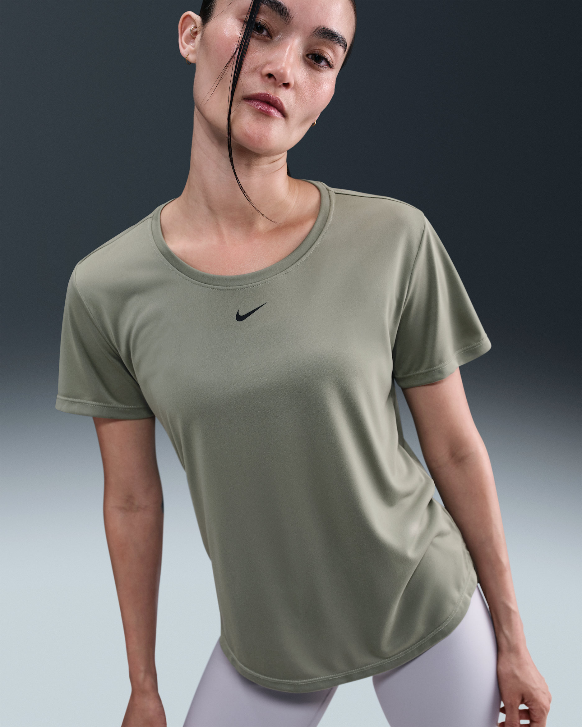 ナイキ Dri-FIT ワン ウィメンズ スタンダードフィット ショートスリーブ トップ - ライトアーミー/ブラック