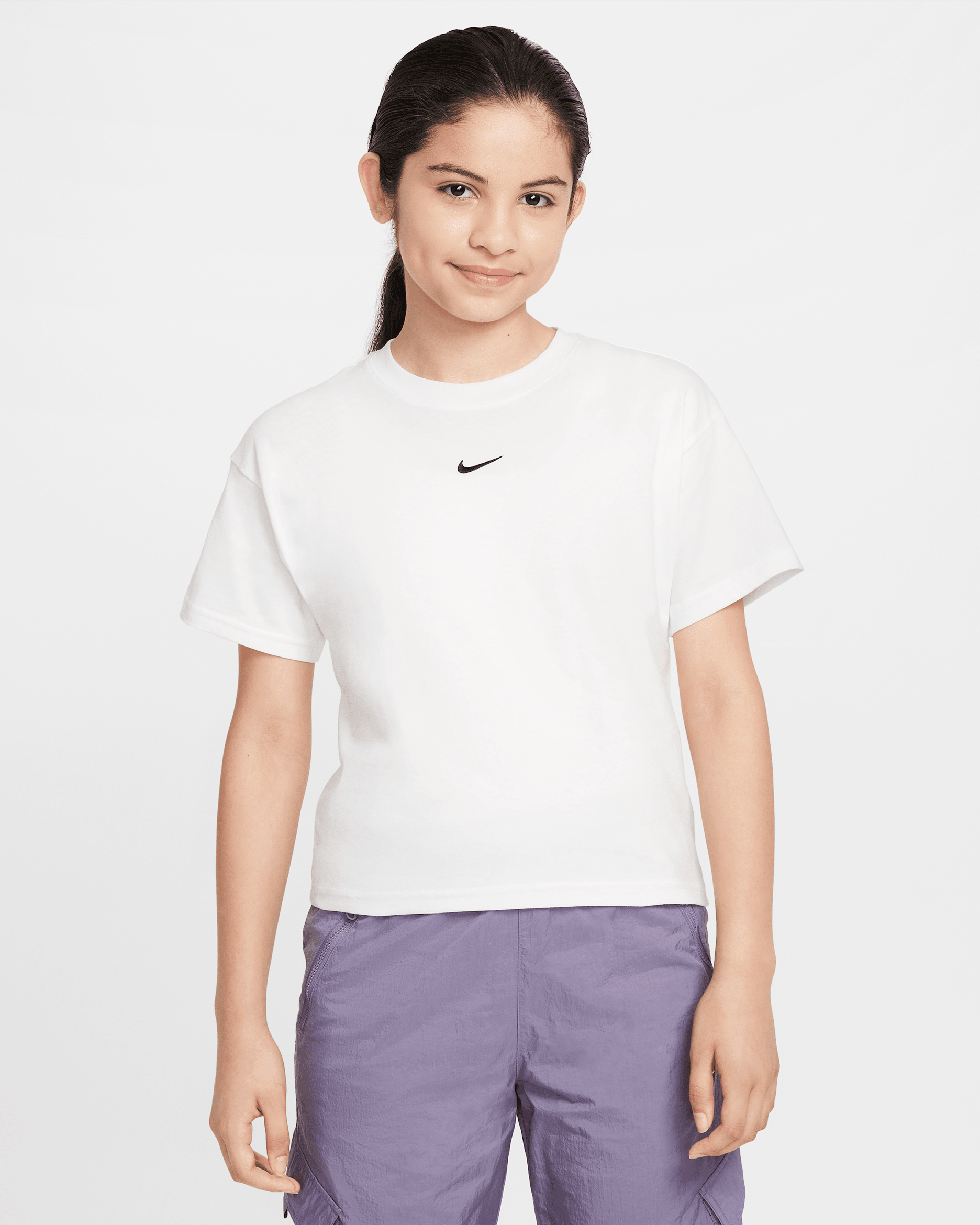 เสื้อยืดเด็กโต Nike Sportswear Essential (หญิง) - ขาว