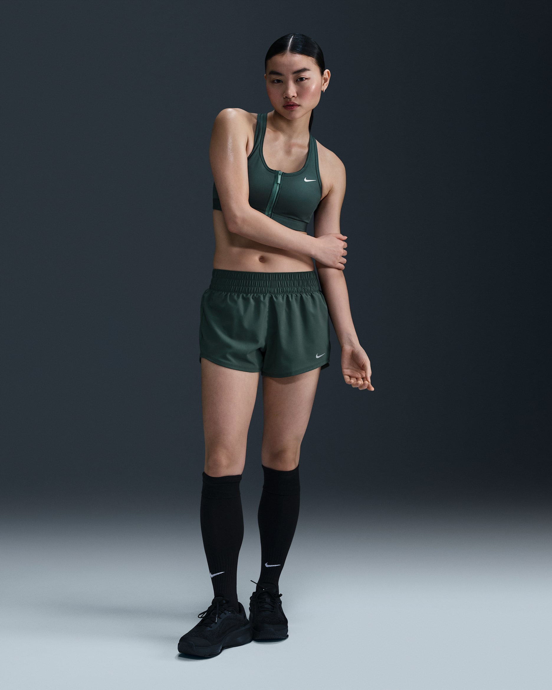 กางเกงขาสั้นเอวปานกลาง 3 นิ้วมีซับในผู้หญิง Nike Dri-FIT One - Vintage Green