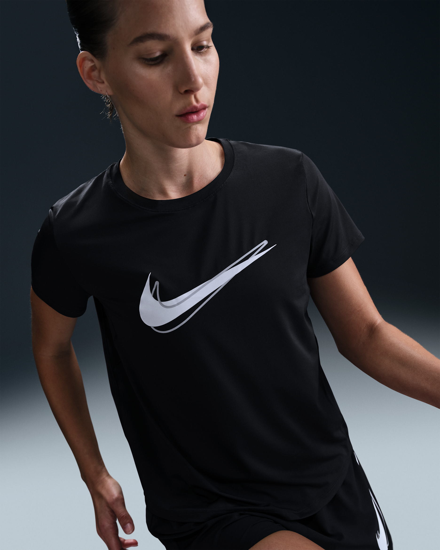Playera de correr de manga corta Dri-FIT para mujer Nike One Swoosh - Negro
