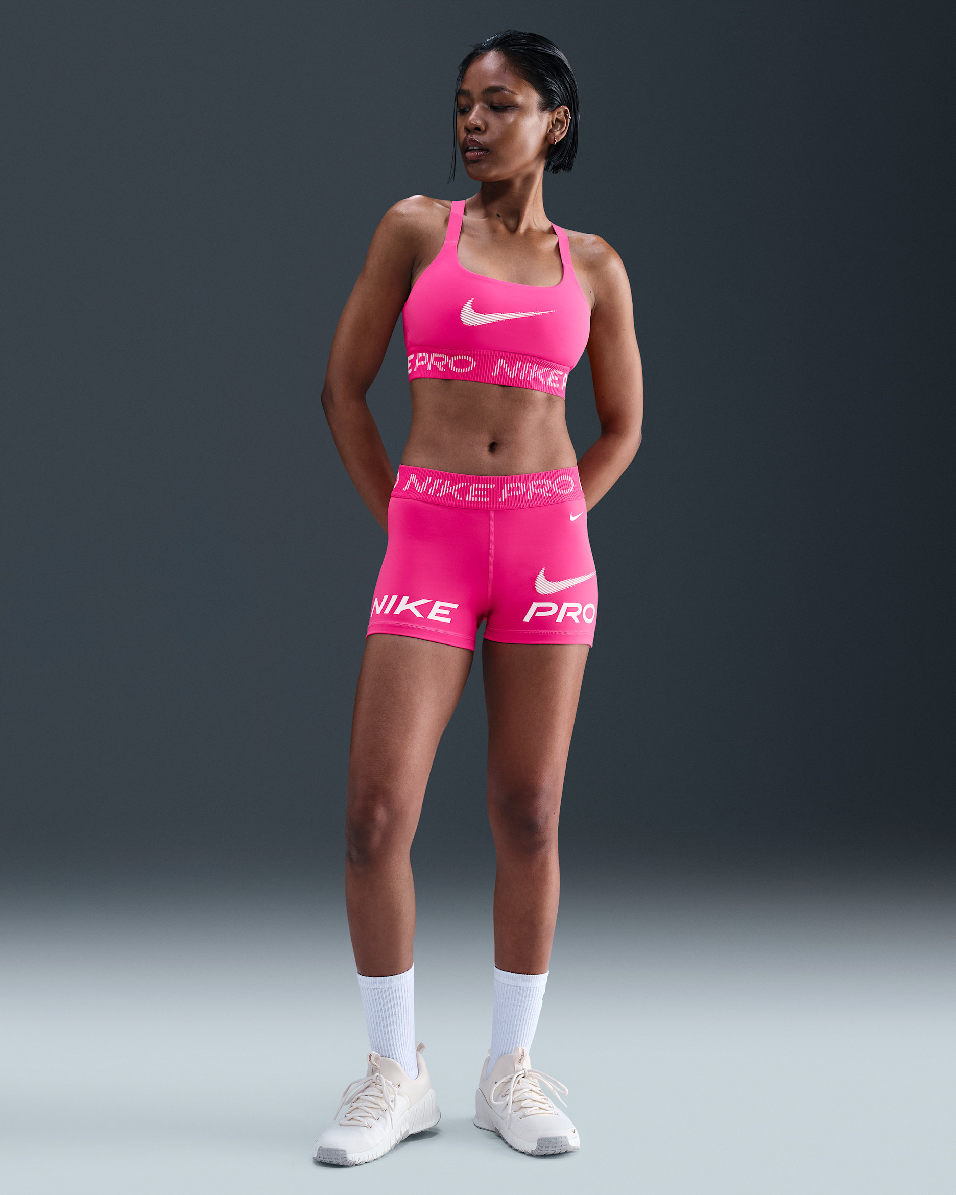 Shorts de ciclismo de tiro medio de 8 cm para mujer Nike Pro - Rosa enérgico/Espuma rosa/Blanco