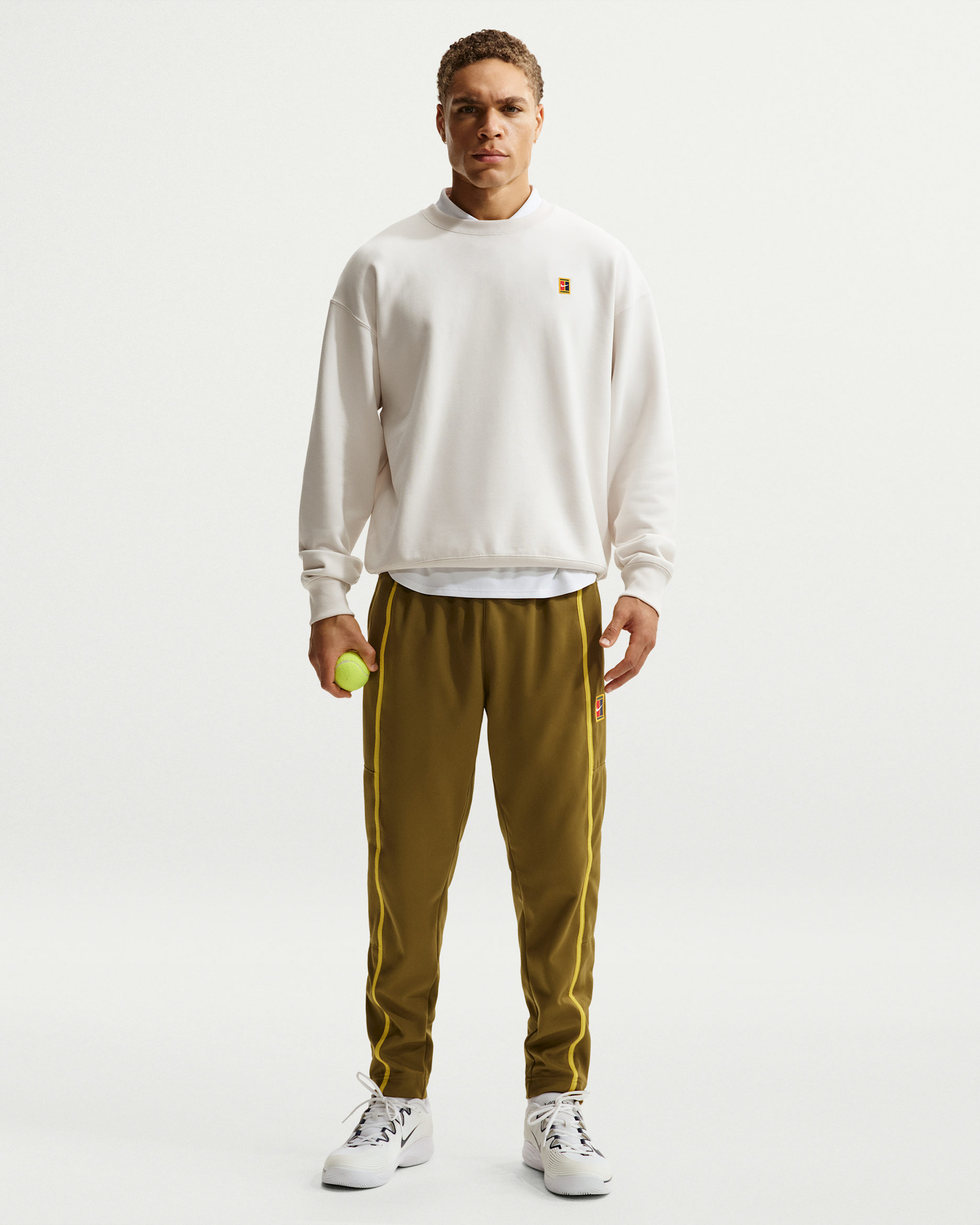 Pánské tenisové kalhoty NikeCourt Heritage - Olive Flak/Saffron Quartz