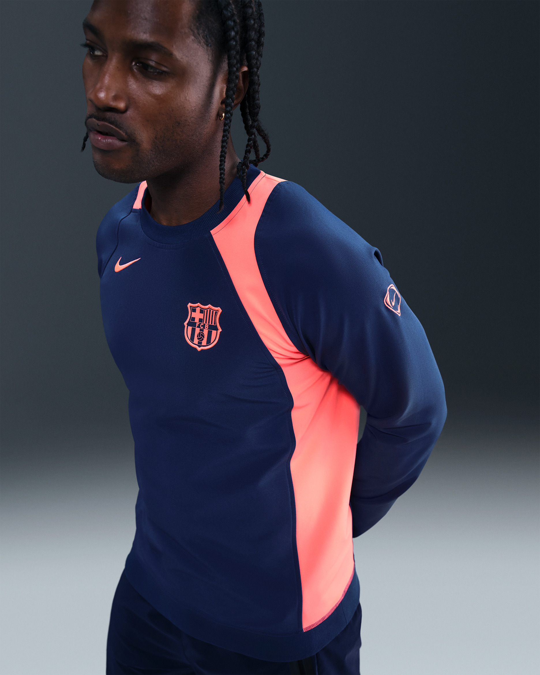 3e haut de foot à col ras-du-cou Nike Total 90 FC Barcelona pour homme - Midnight Navy/Bright Mango/Bright Mango