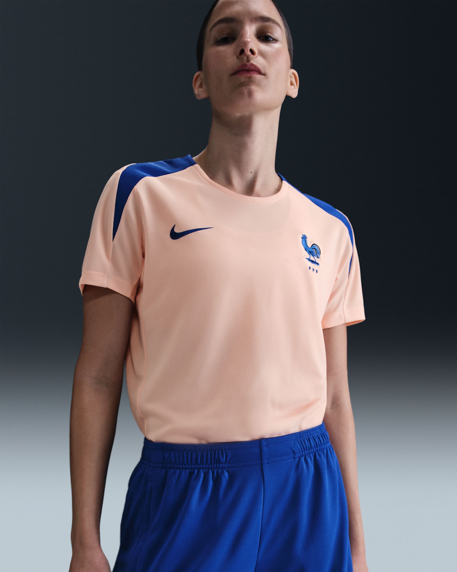 Haut de foot à manches courtes Nike Dri-FIT FFF Strike pour femme - Washed Coral/Bright Blue/Bright Blue