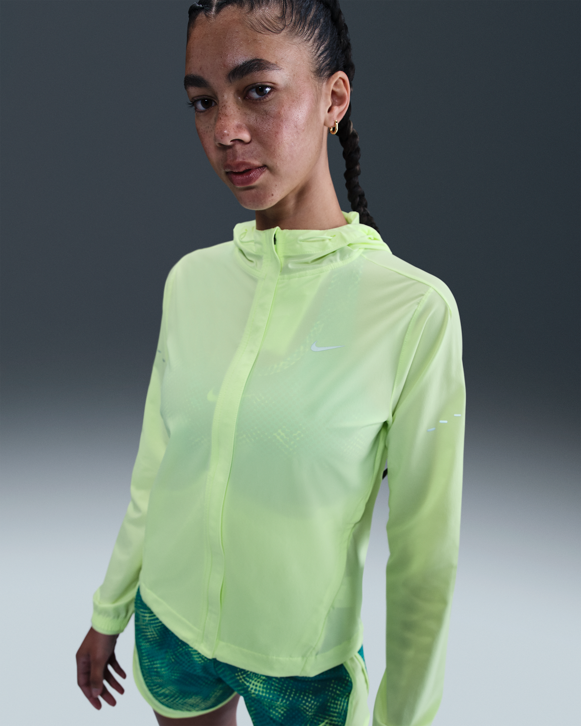 Chamarra de correr Repel plegable para mujer Nike Swift - Voltio ligero