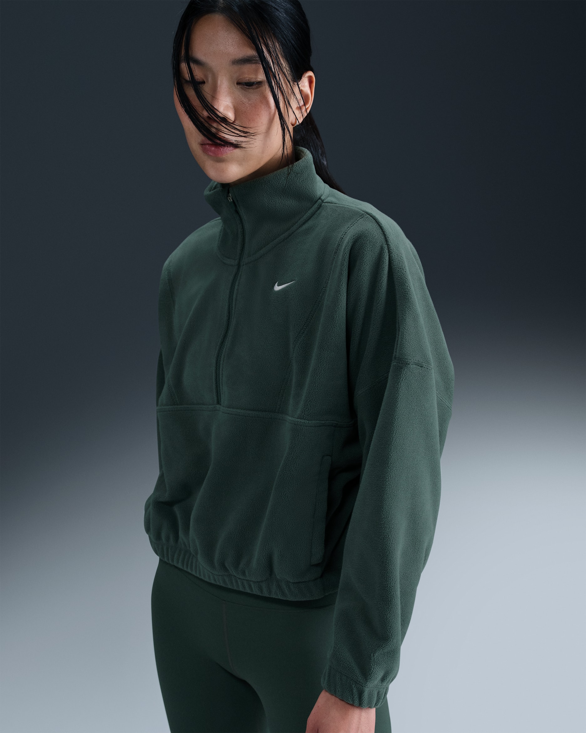 ナイキ ワン ウィメンズ Therma-FIT オーバーサイズド 1/2ジップ フリース トップ - ビンテージグリーン/ホワイト