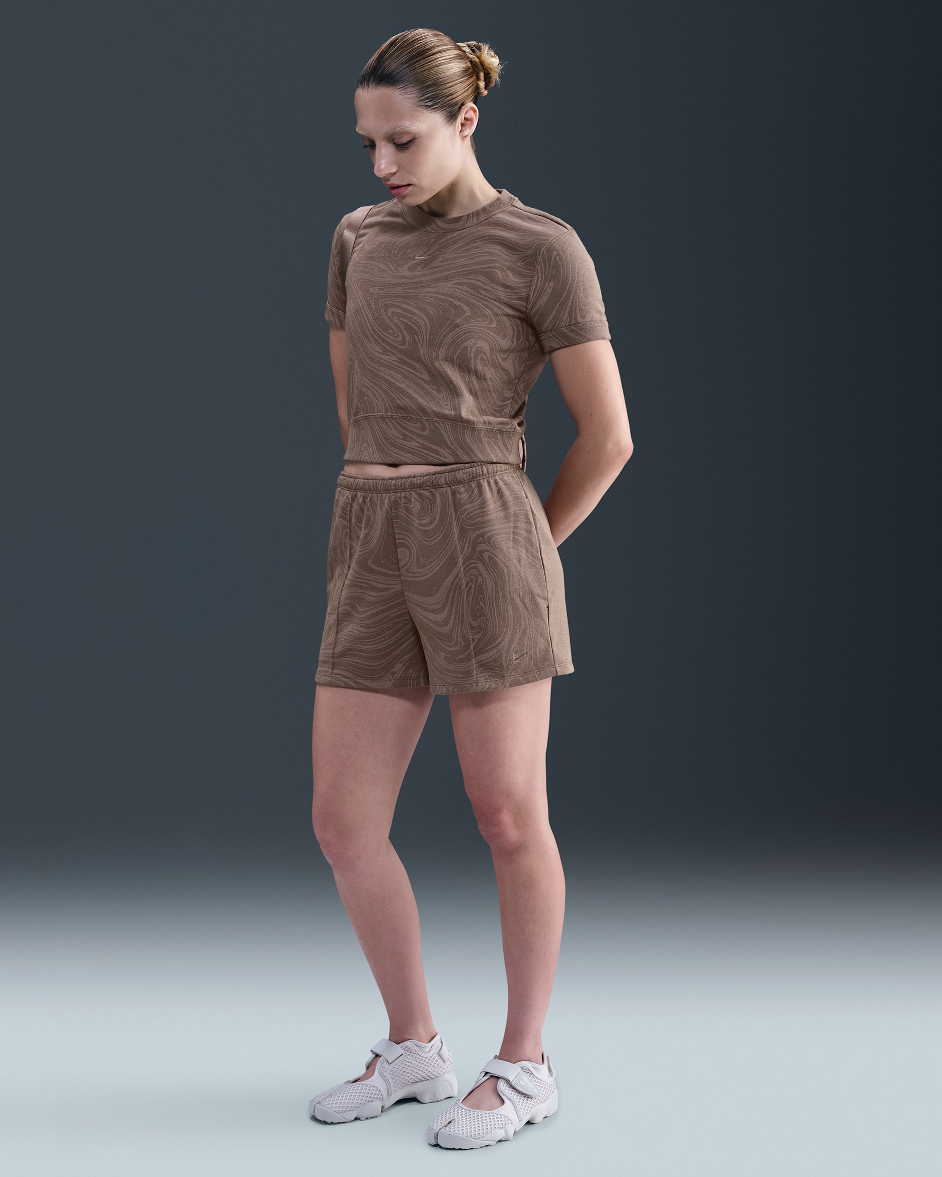 Shorts de French Terry con estampado de tiro medio para mujer Nike Sportswear Chill Terry - Marrón visón/Marrón visón