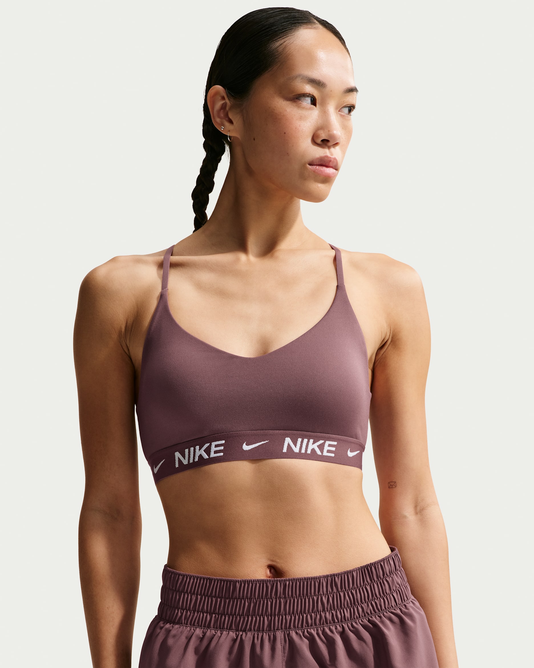 나이키 인디 라이트 서포트 여성 패드 어저스터블 스포츠 브라 - 타투/타투/화이트