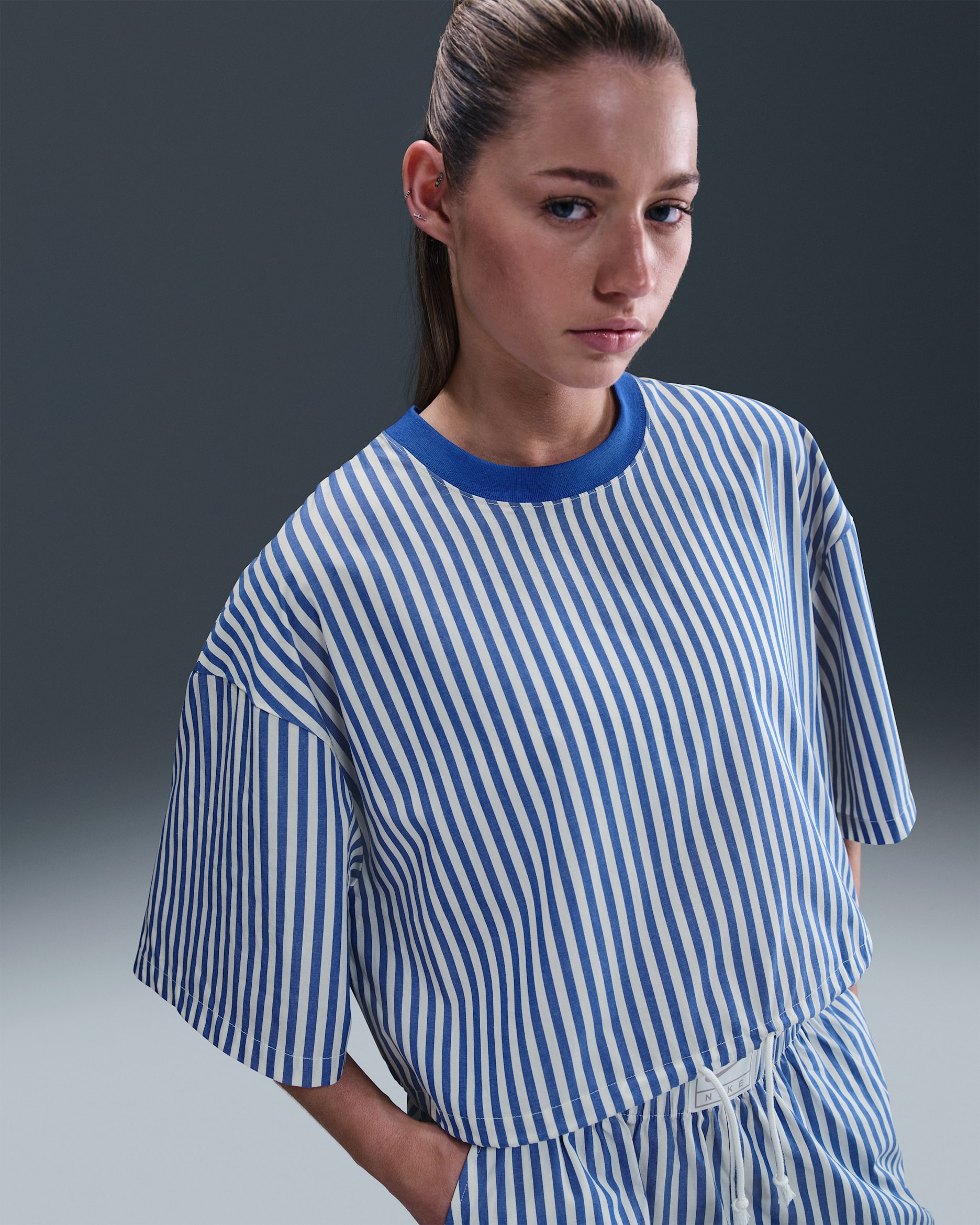 Playera a rayas cuadrada para mujer Nike Sportswear Chill Poplin - Royal juego/Vela/Vela