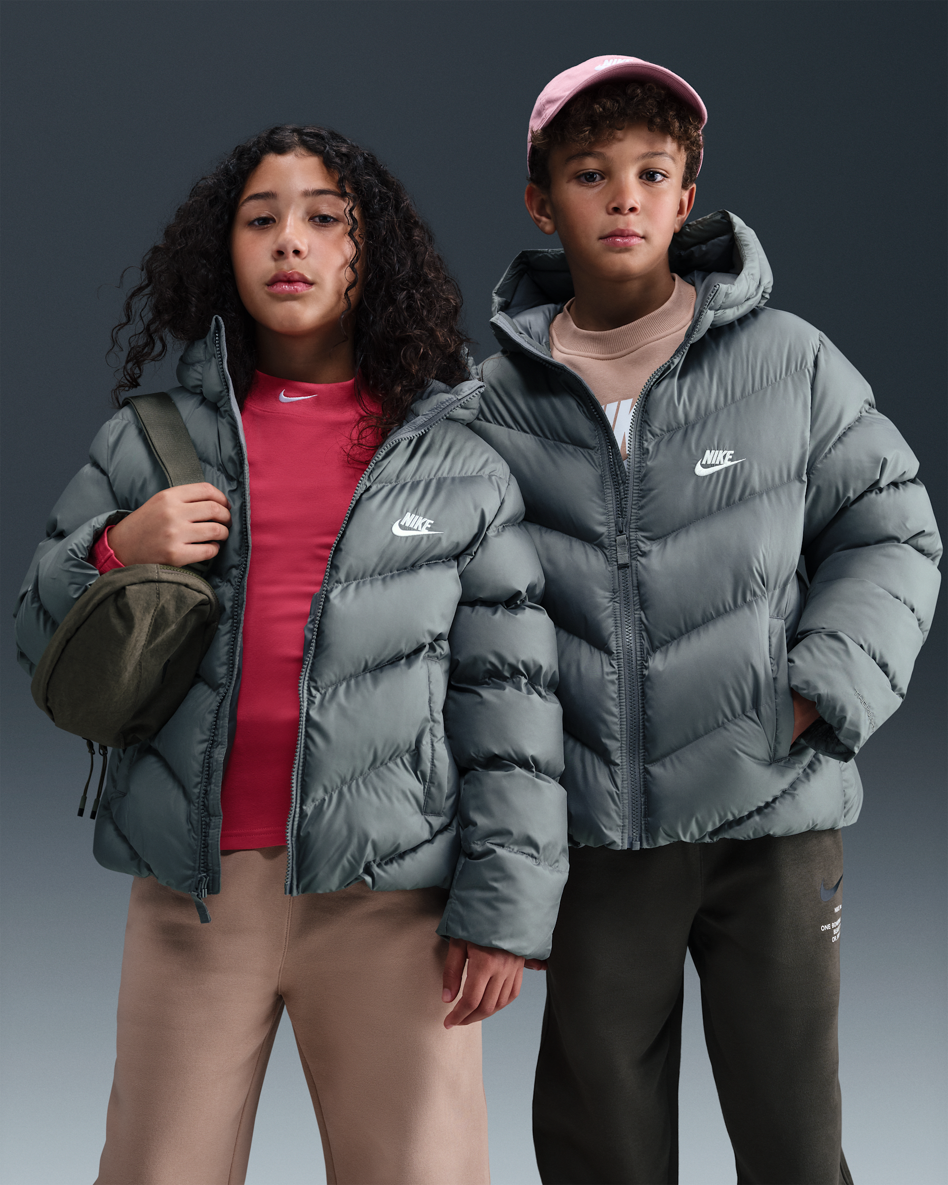 Nike Sportswear All Day Play Therma-FIT Bol Kesimli Şişme Genç Çocuk Ceketi - Smoke Grey/Beyaz