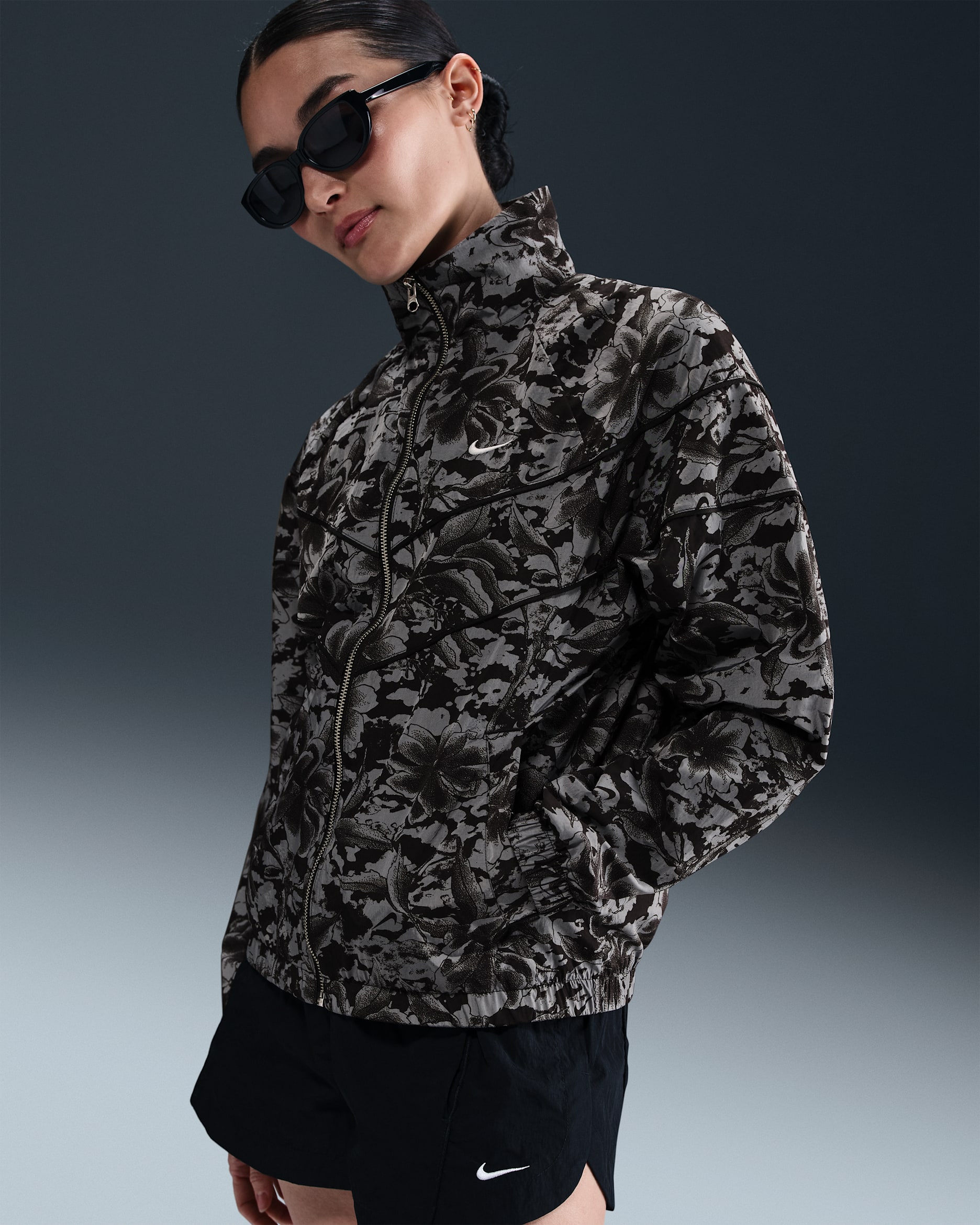 เสื้อแจ็คเก็ตพิมพ์ลายซิปยาวแบบทอป้องกัน UV ทรงหลวมผู้หญิง Nike Sportswear Windrunner - ดำ