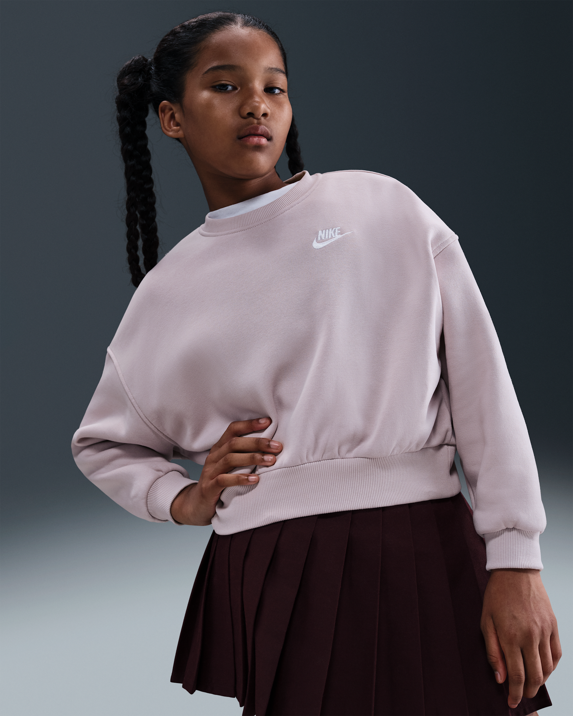 Nike Sportswear Club Fleece-Sweatshirt mit Rundhalsausschnitt und kastiger Passform (Mädchen) - Platinum Violet/Platinum Violet/Weiß