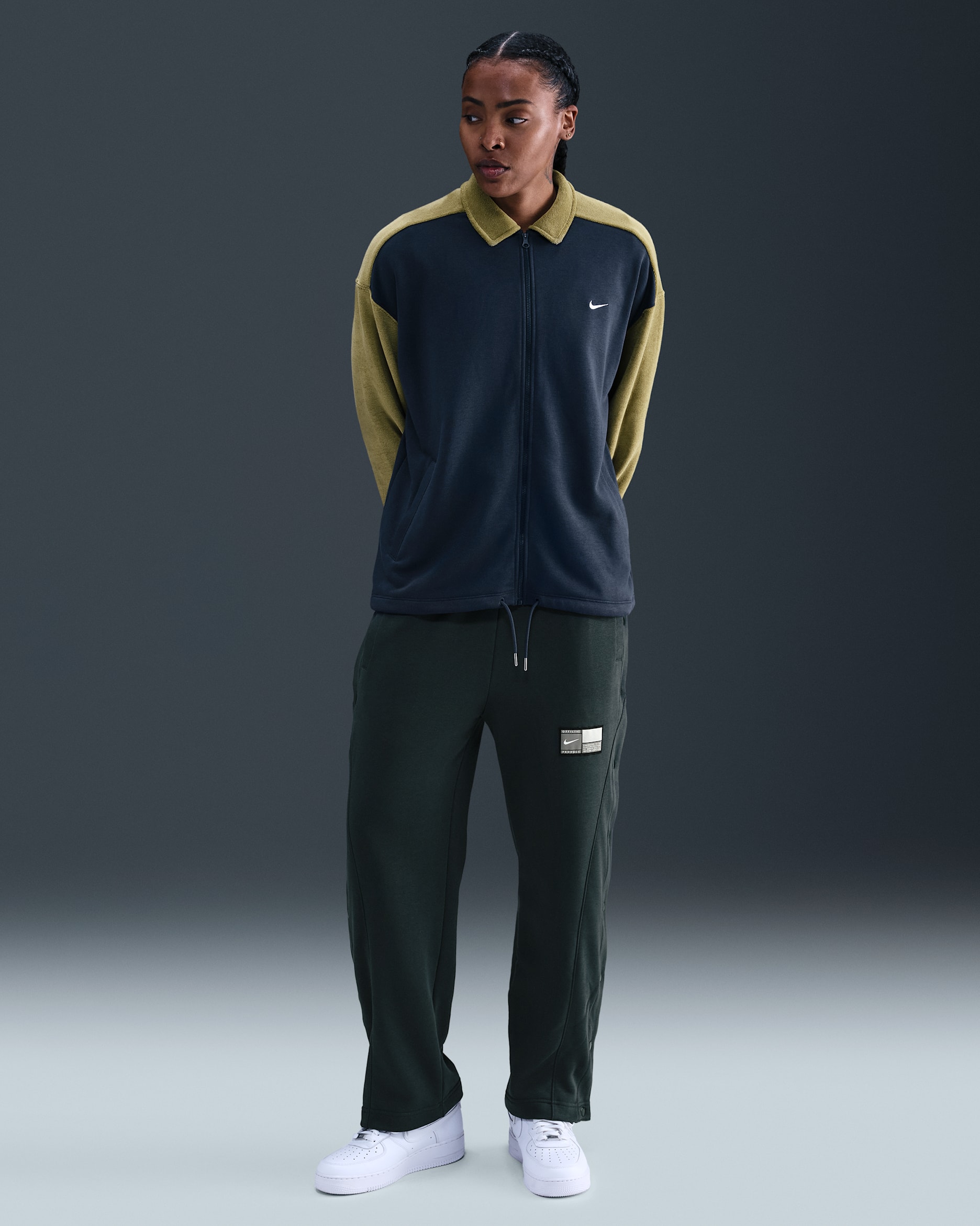 Nike Pantalón de básquetbol de apertura lateral de tejido Fleece - Mujer - Alga