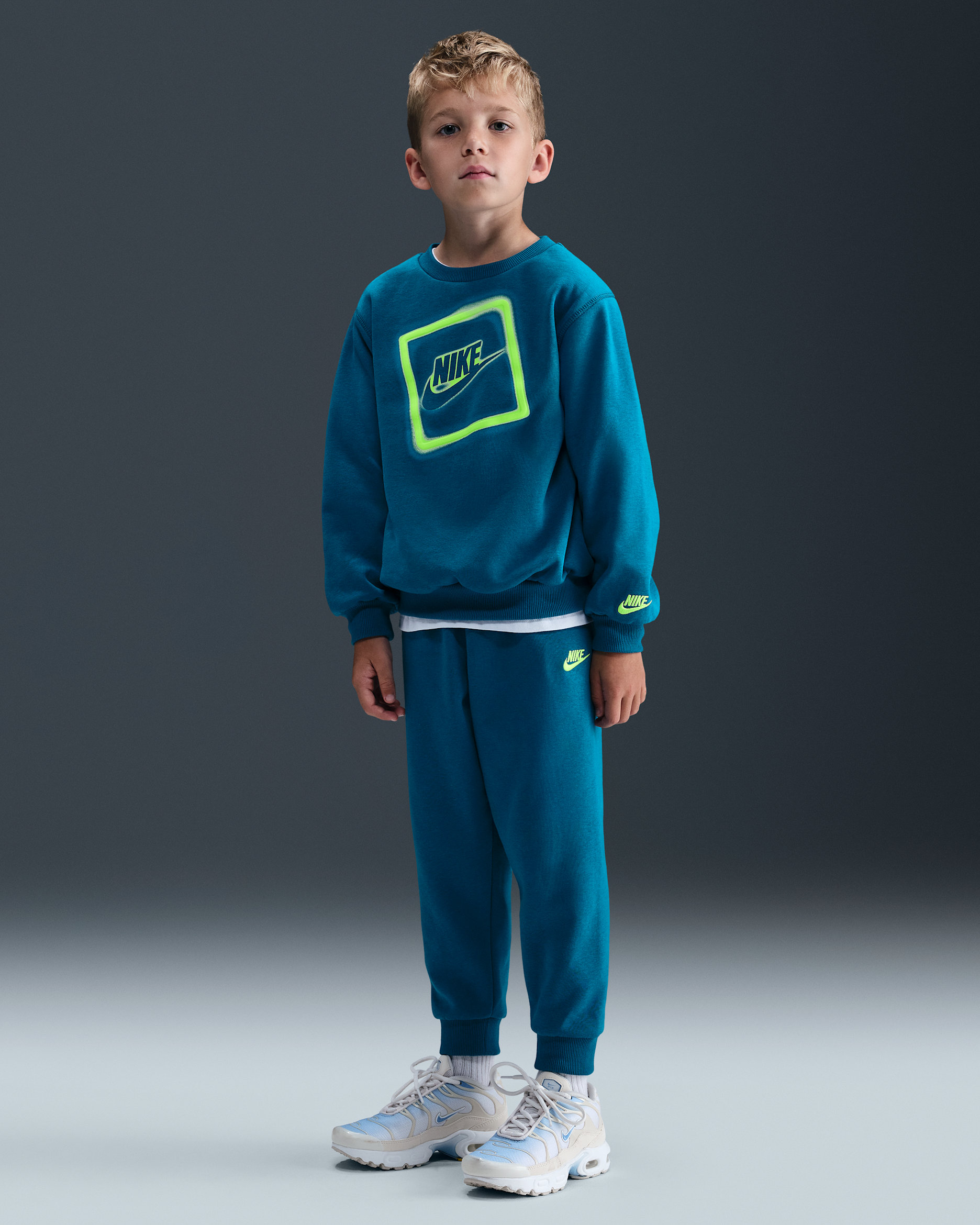 Conjunto de 2 piezas de sudadera cuello redondo de tejido Fleece ligero para niños talla pequeña Nike Glow With Me - Verde abismo