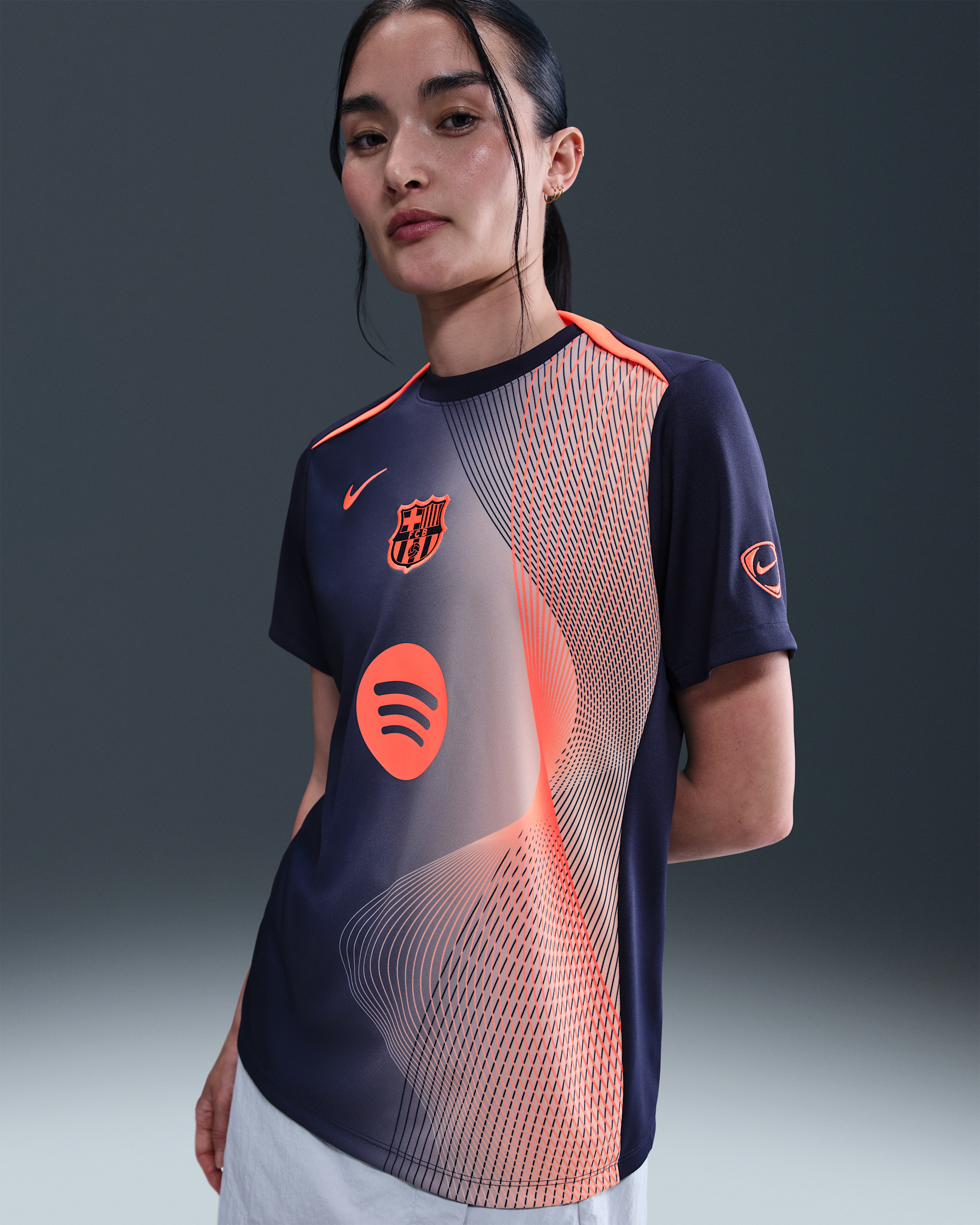 Haut de foot d'avant-match Nike Dri-FIT Total 90 FC Barcelona Academy Pro Third pour femme - Midnight Navy/Bright Mango