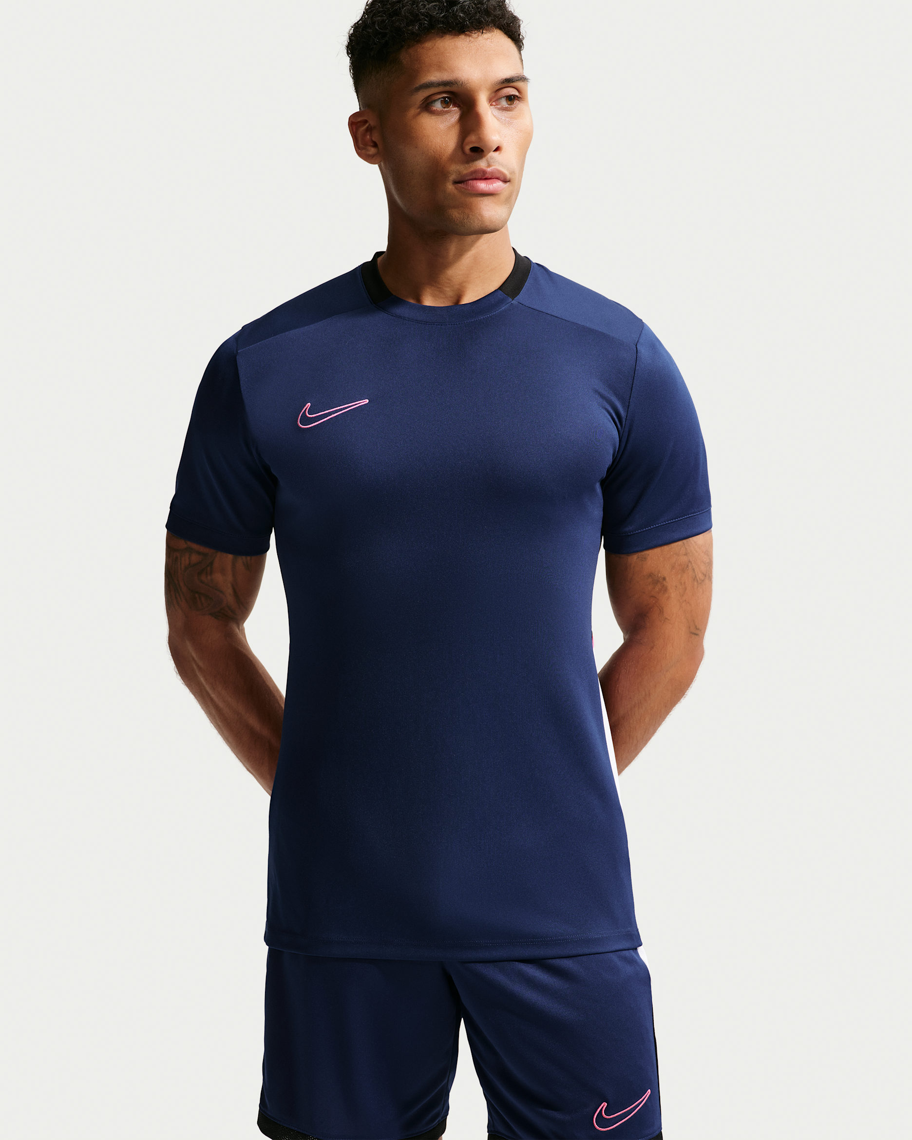 Playera de futbol de manga corta Dri-FIT para hombre Nike Academy - Azul vacío/Negro/Blanco/Rosa paleta
