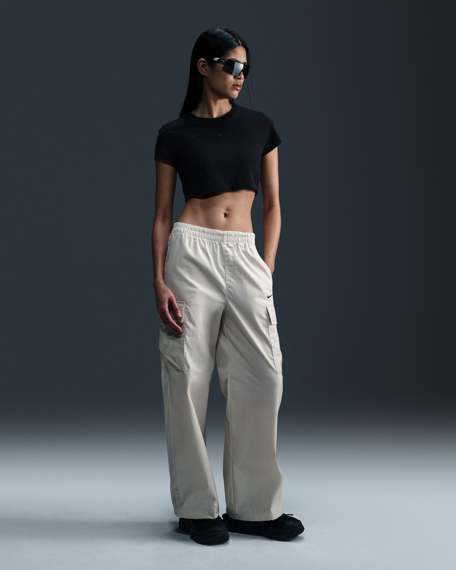 나이키 스포츠웨어 에브리씽 우븐 여성 미드라이즈 카고 팬츠 - 라이트 오어우드 브라운/블랙