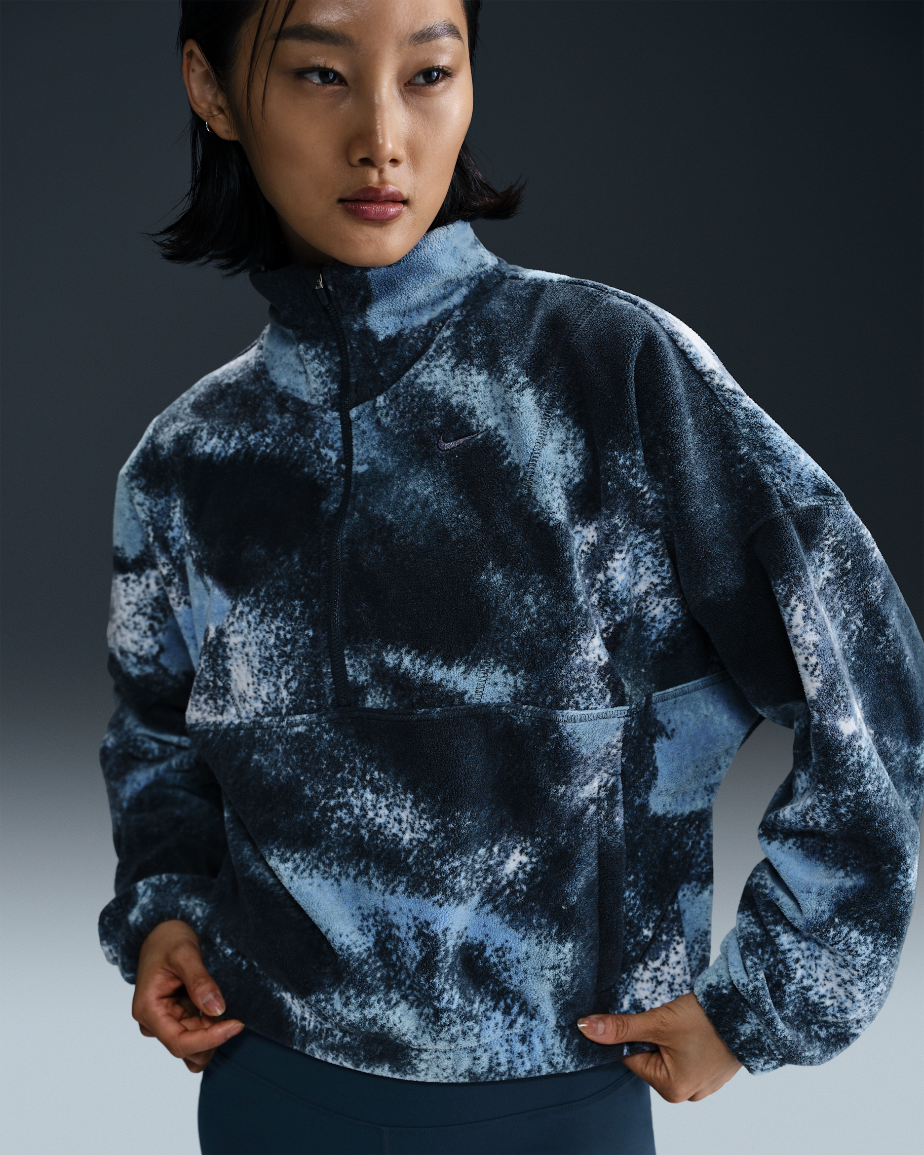 ナイキ ワン ウィメンズ Therma-FIT オーバーサイズド 1/2ジップ フリース プリント トップ - アーモリーネイビー/アーモリーネイビー
