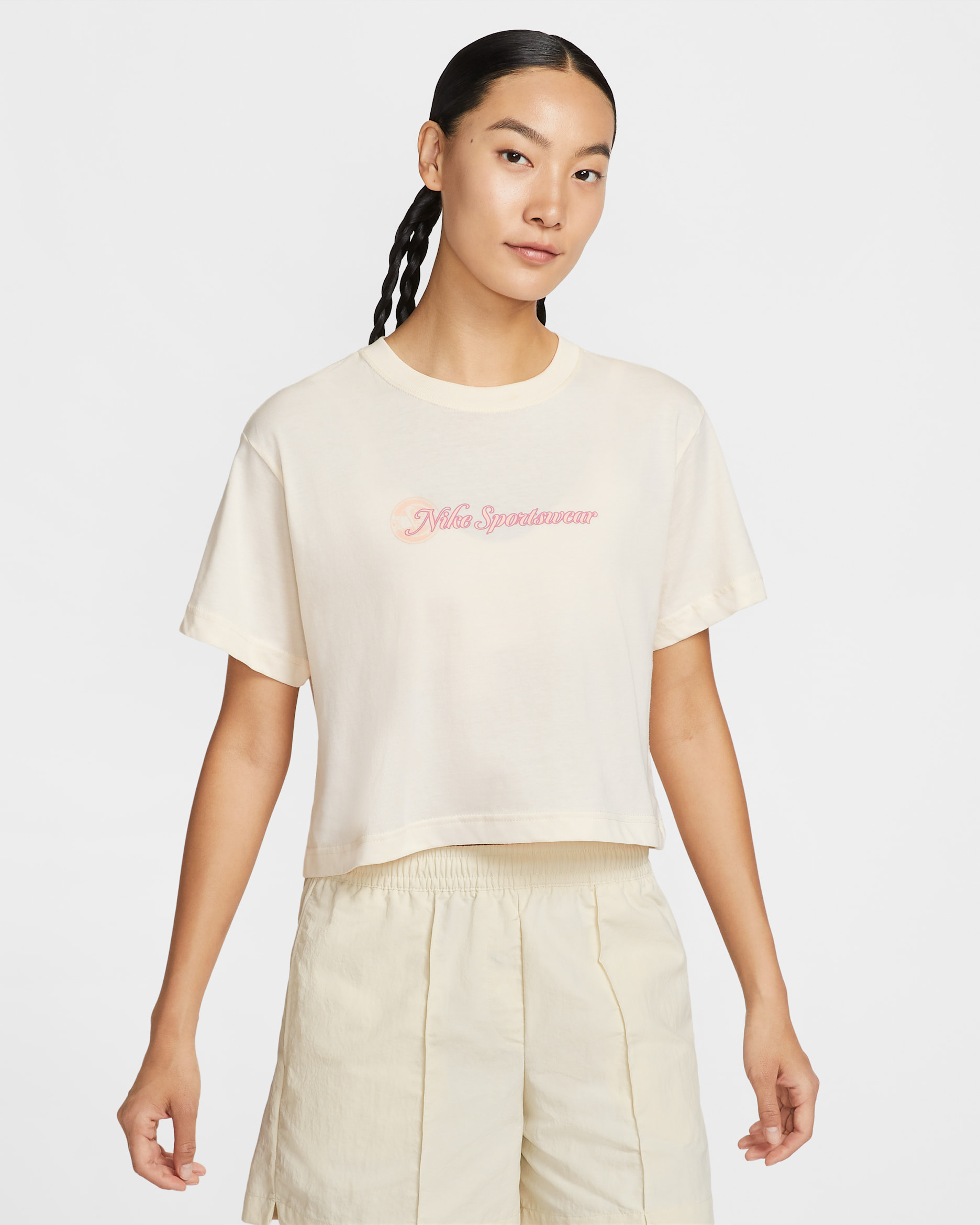 ナイキ スポーツウェア クラブ ウィメンズ ルーズ クロップド Tシャツ - ペールアイボリー