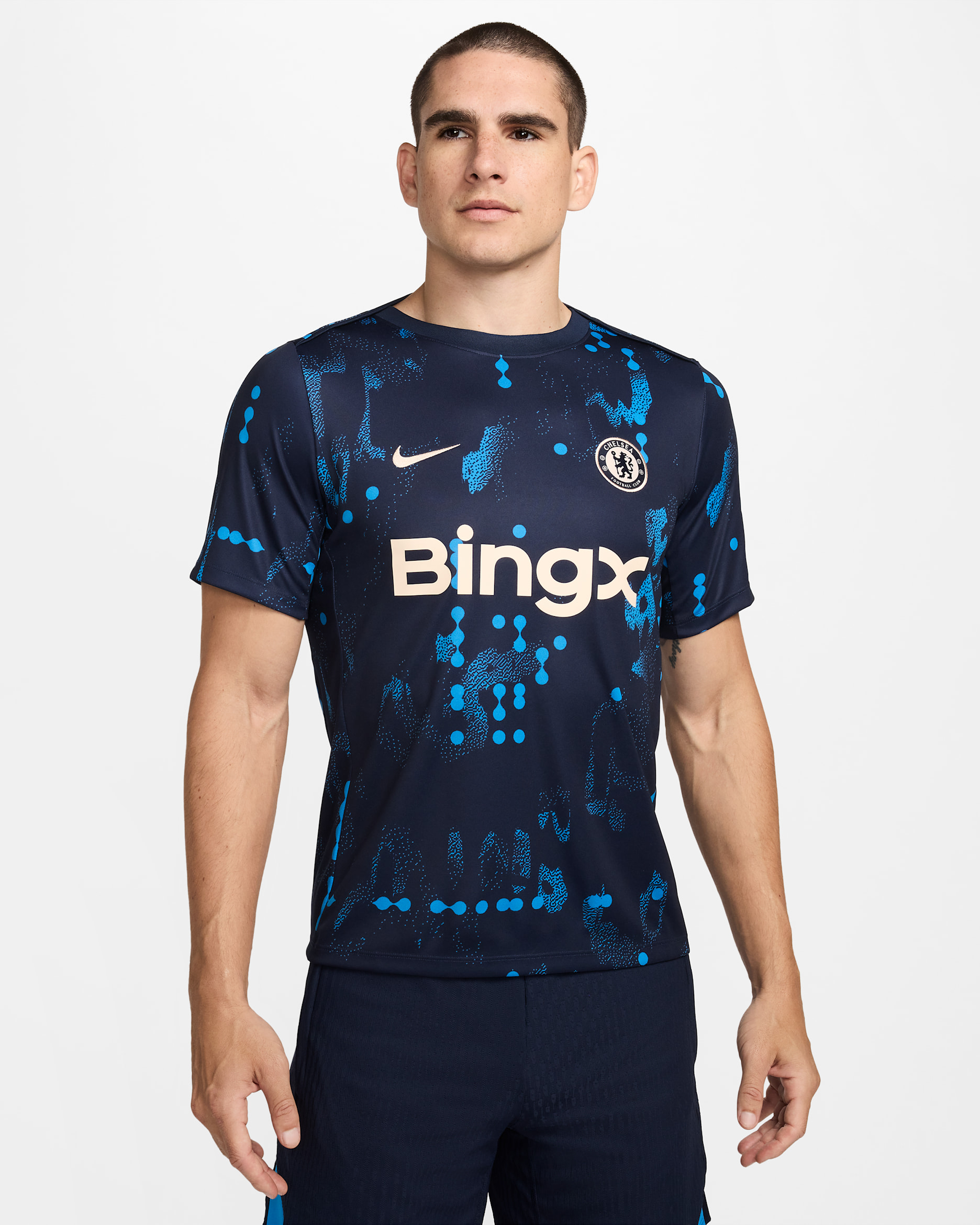 Chelsea FC Academy Pro Nike Dri-FIT kortermet fotballoverdel for oppvarming til herre - Obsidian/Guava Ice
