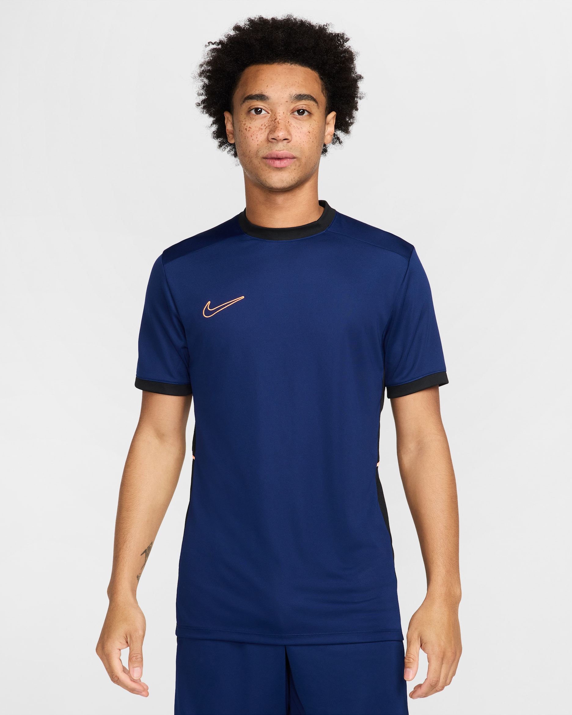 Playera de futbol de manga corta Dri-FIT para hombre Nike Academy - Azul vacío/Negro/Naranja pulso/Naranja pulso