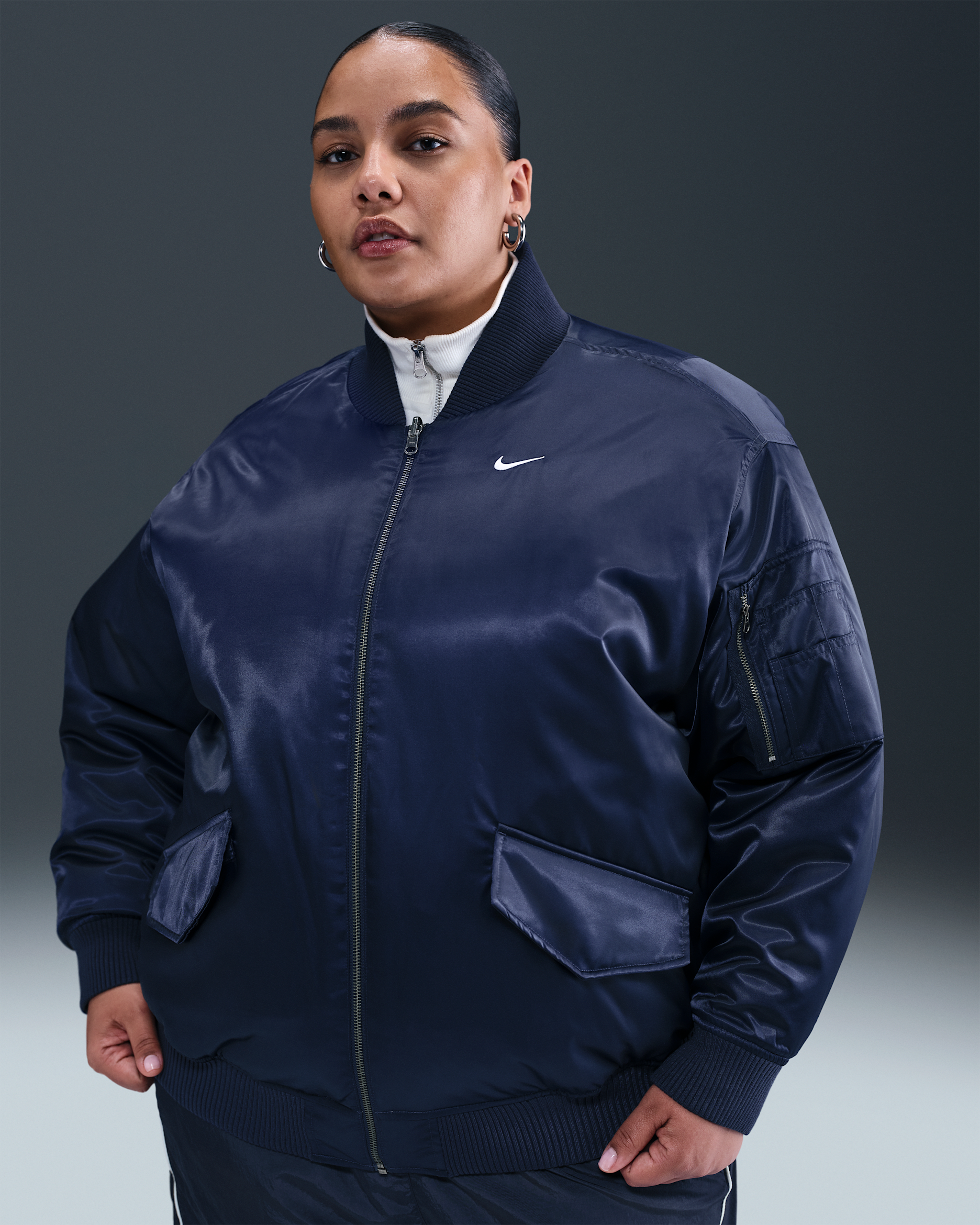 Chamarra bomber Therma-FIT reversible para mujer (talla grande) Nike Sportswear - Azul marino medianoche/Azul difuso/Vela/Vela