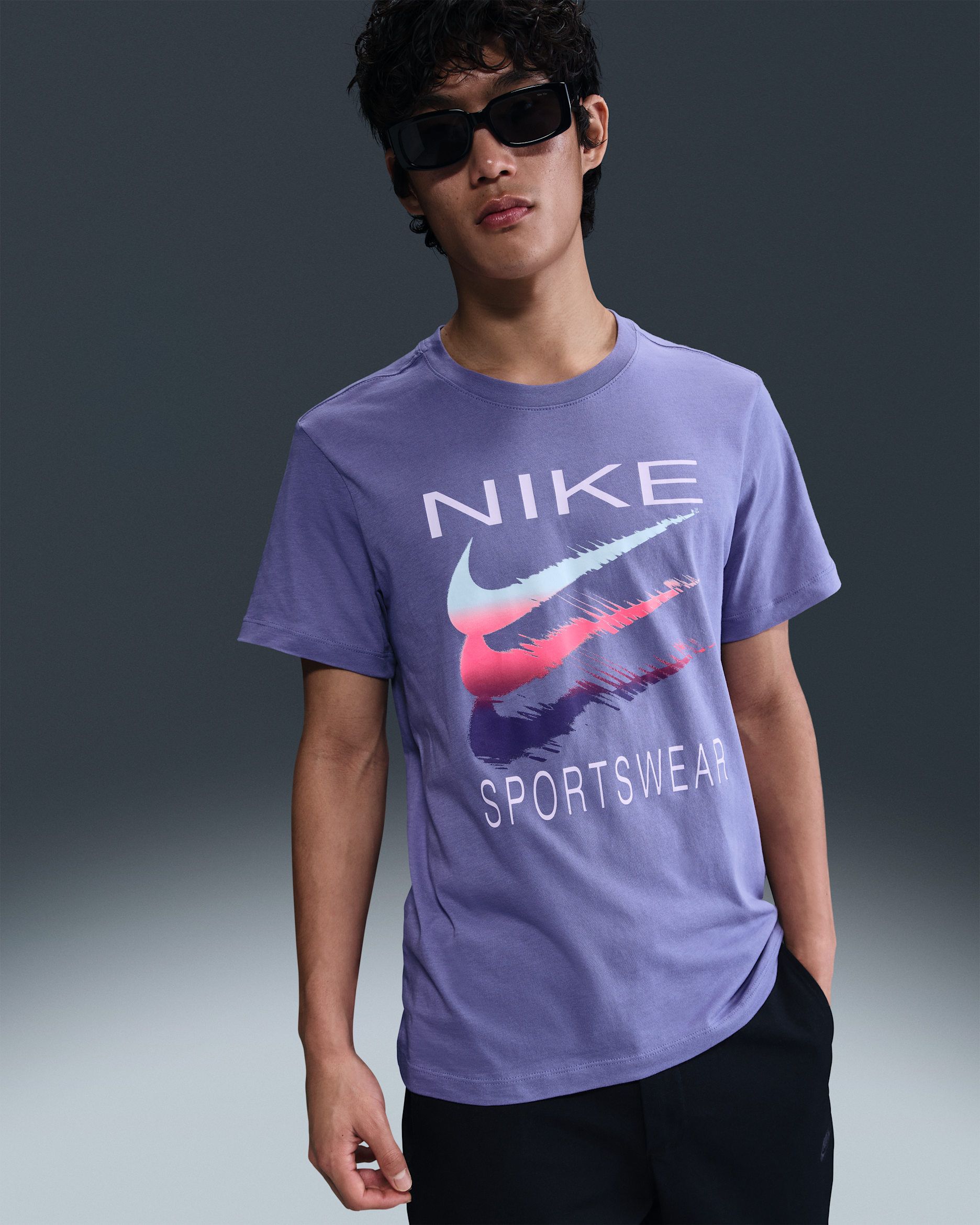 ナイキ スポーツウェア メンズ Tシャツ - ダスティーアメシスト