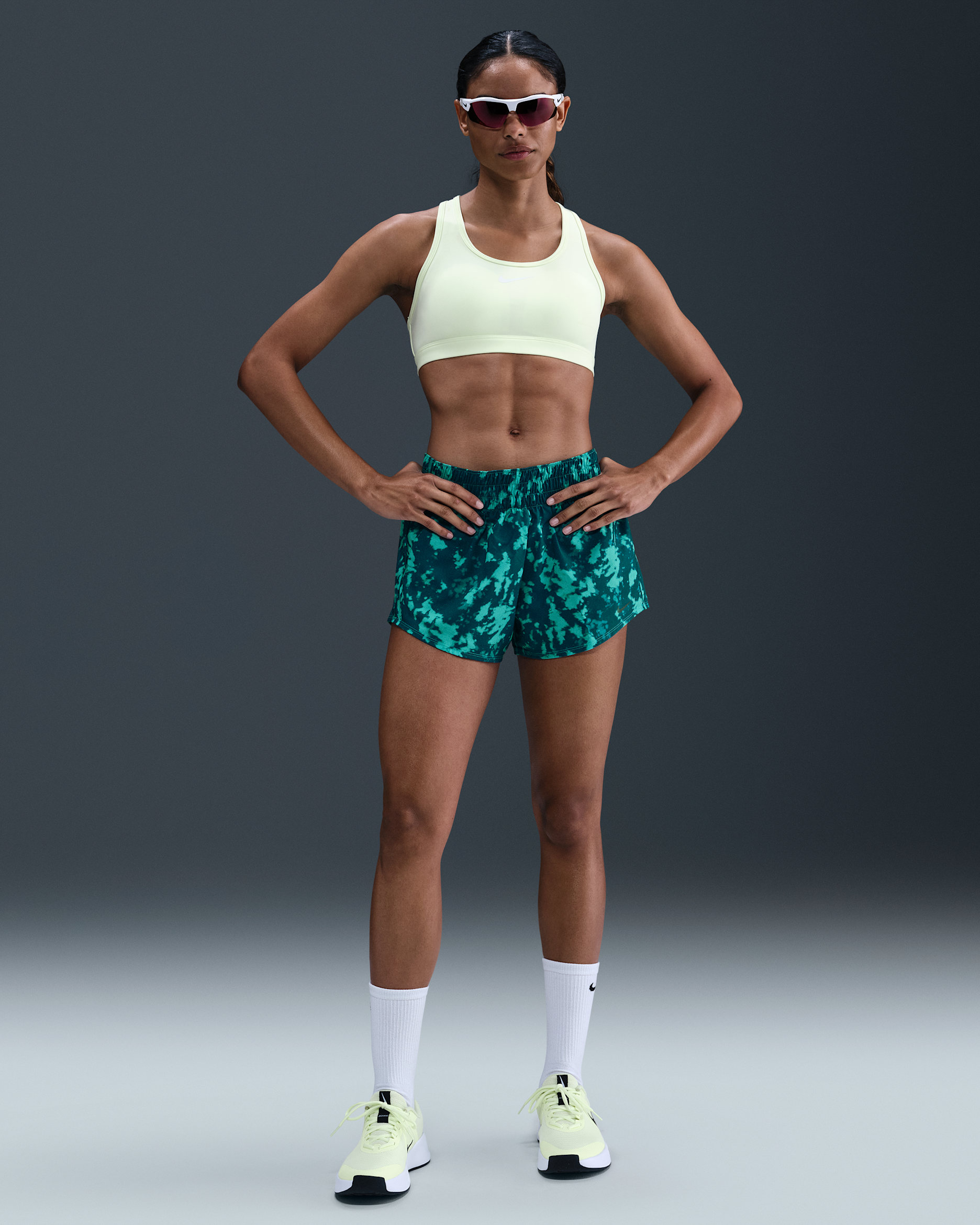 Shorts Dri-FIT estampados con forro de ropa interior para mujer Nike One - Cactus empolvado/Cactus empolvado/Abeto brillante/Negro