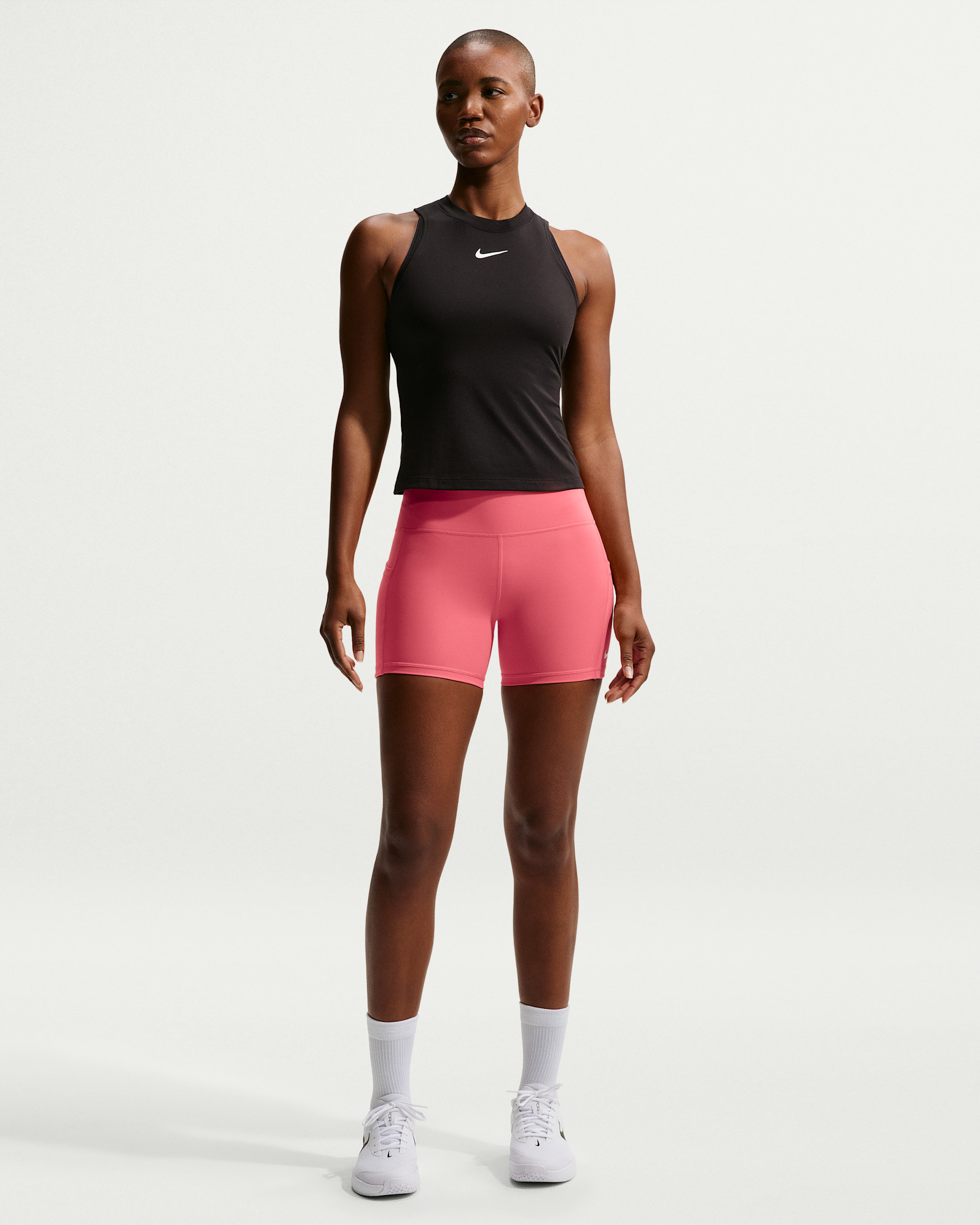 Shorts de tenis Dri-FIT con bolsillos para mujer NikeCourt - Coral marino/Blanco