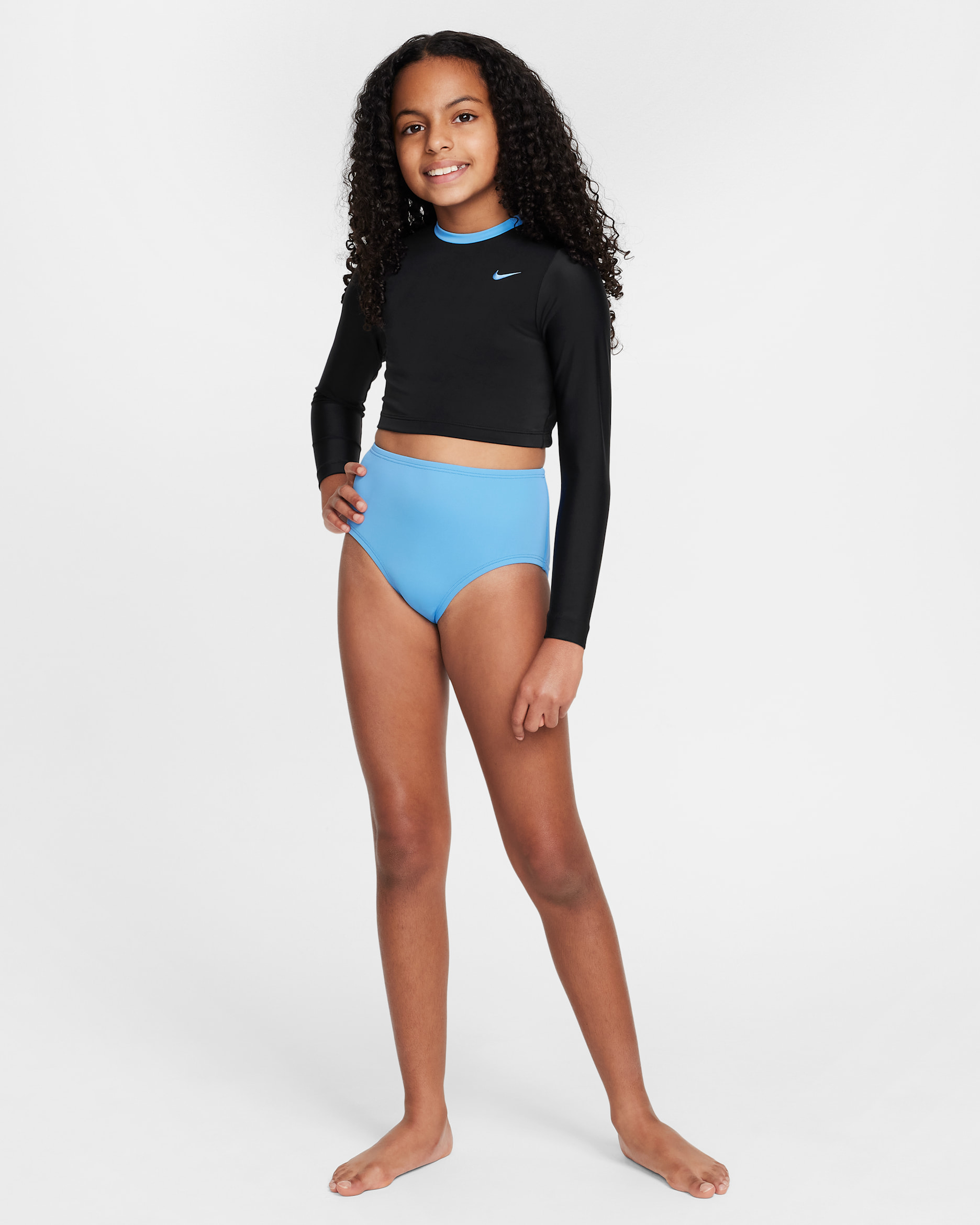 Conjunto de top cropped de manga larga y parte de abajo de tiro alto para niña talla grande Nike Swim - Negro/Azul universitario/Azul universitario